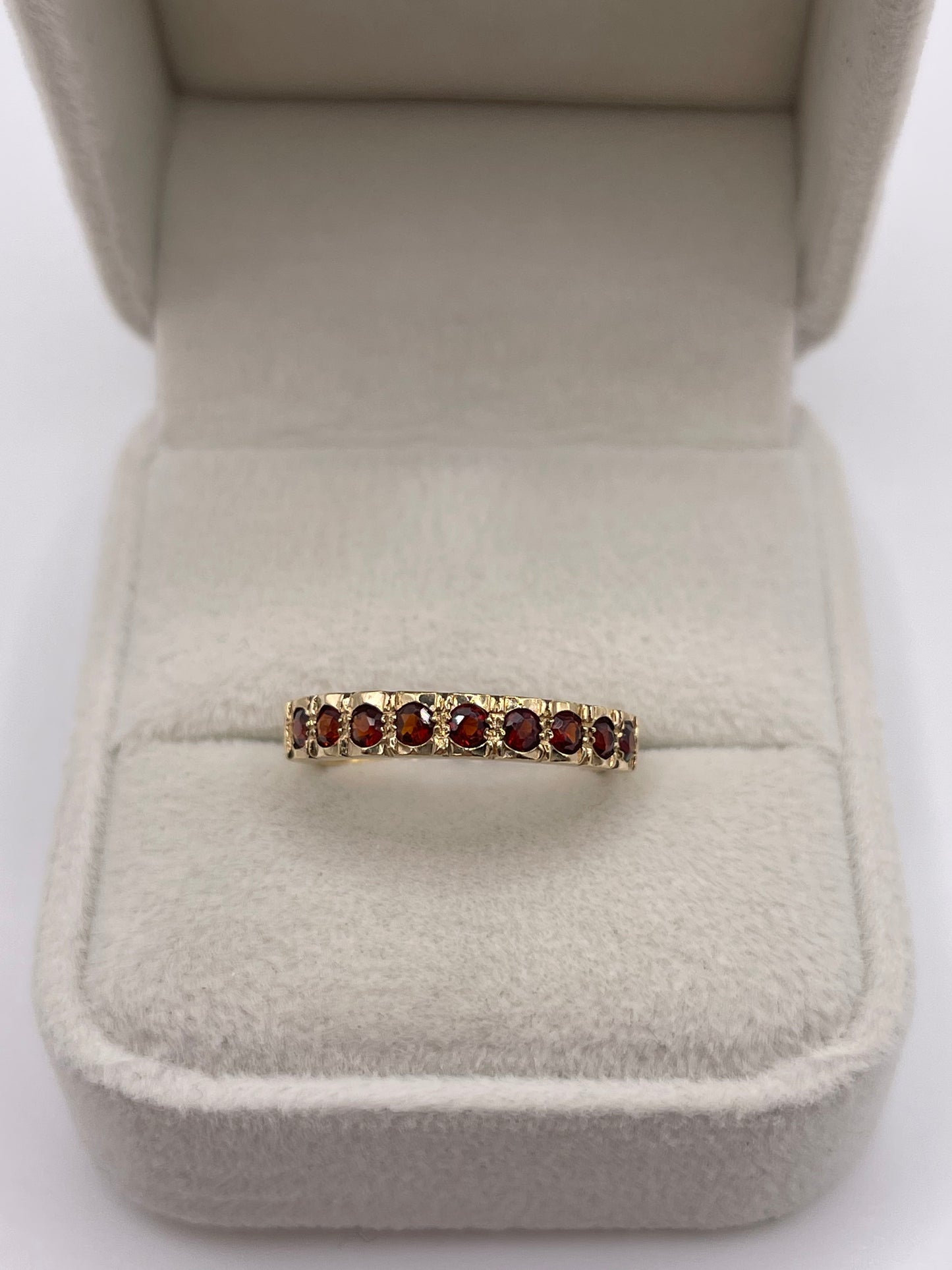 9ct gold garnet ring