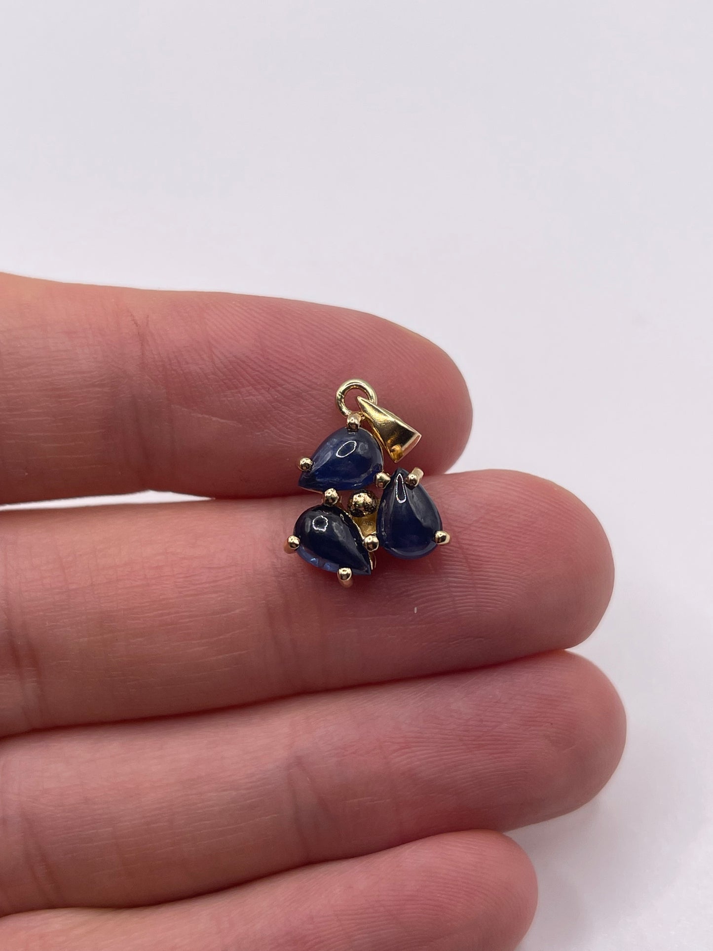 9ct gold cabochon sapphire pendant
