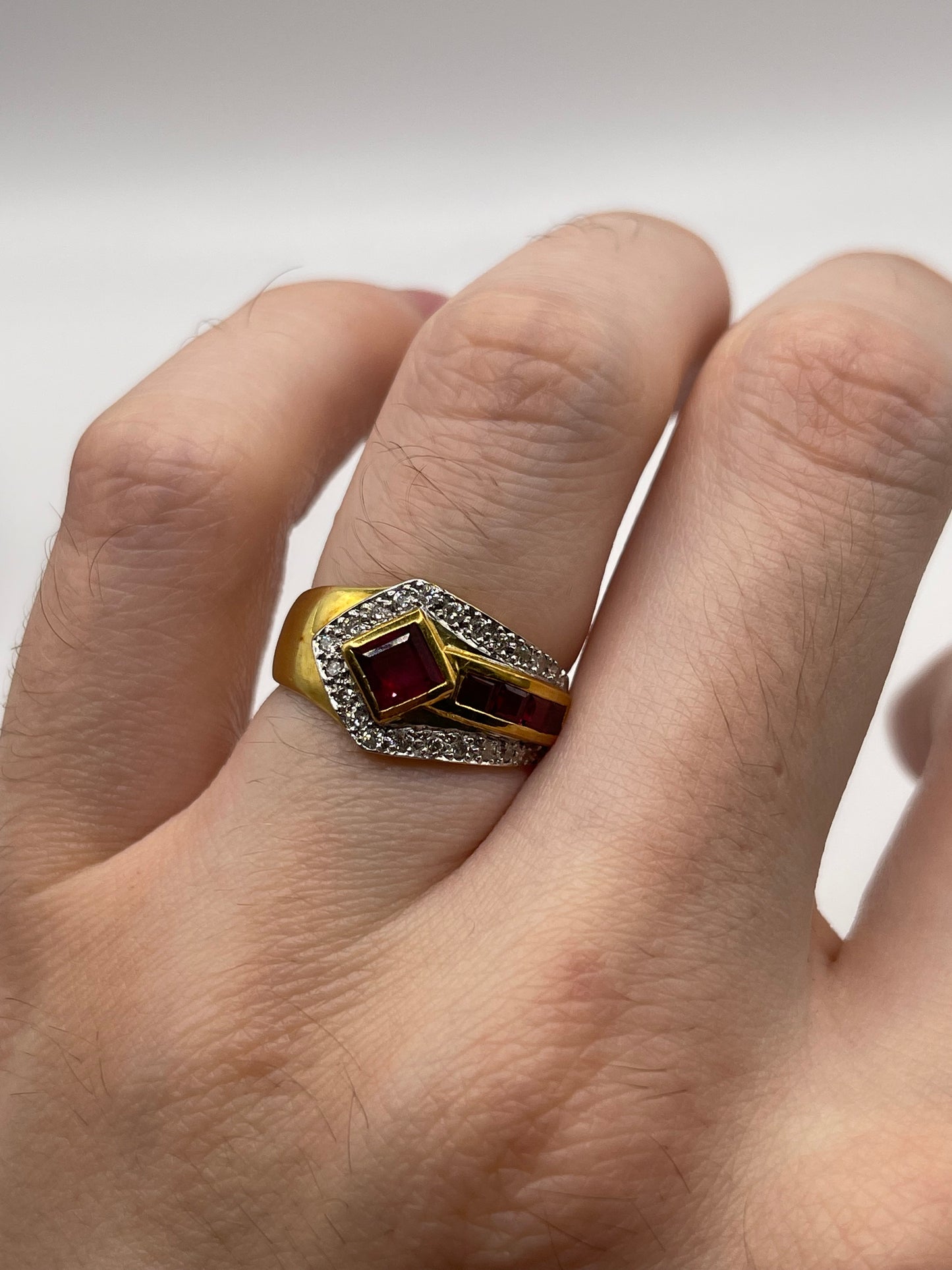 18ct gold ruby and diamond ring