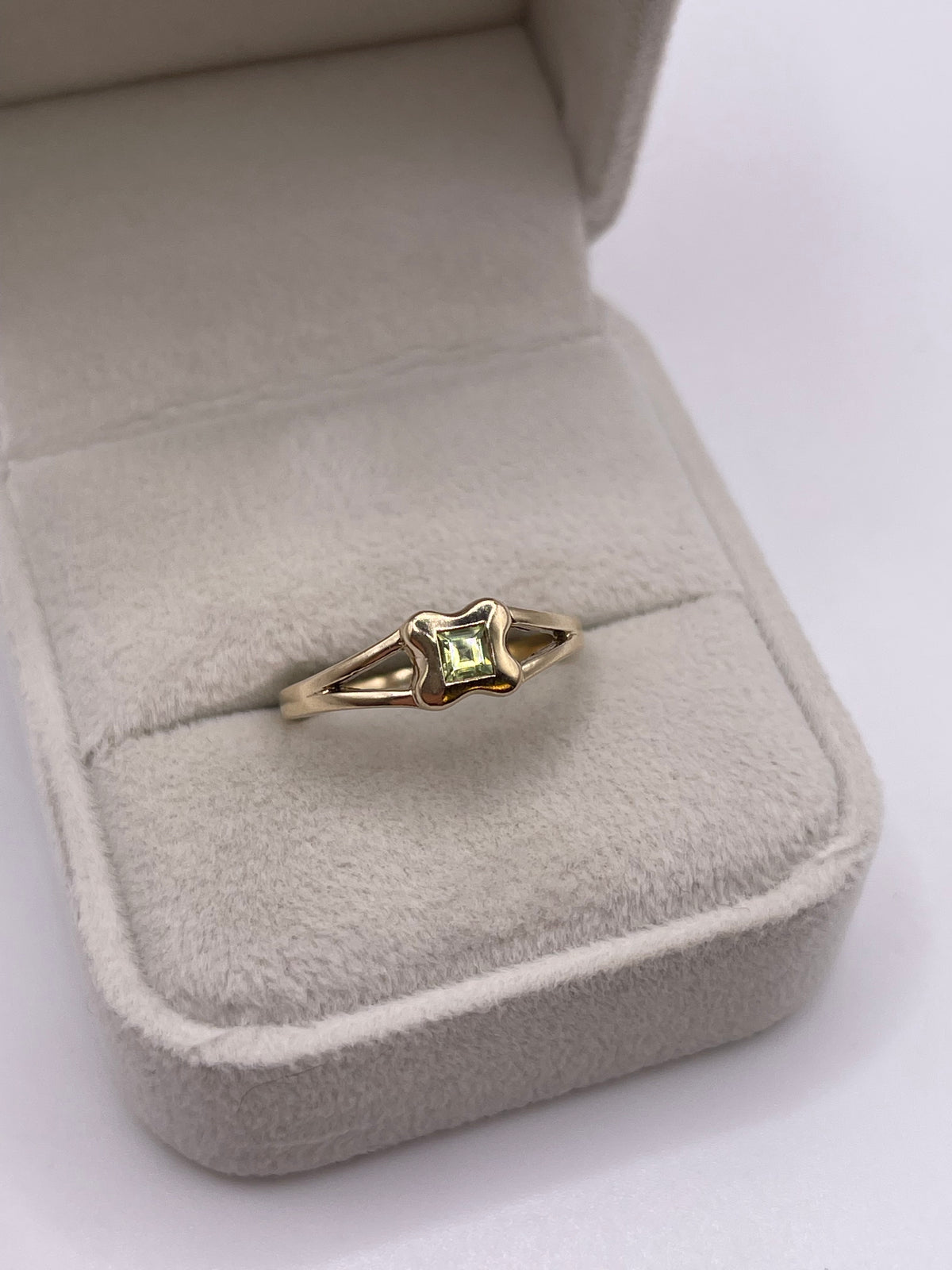 9ct gold peridot ring