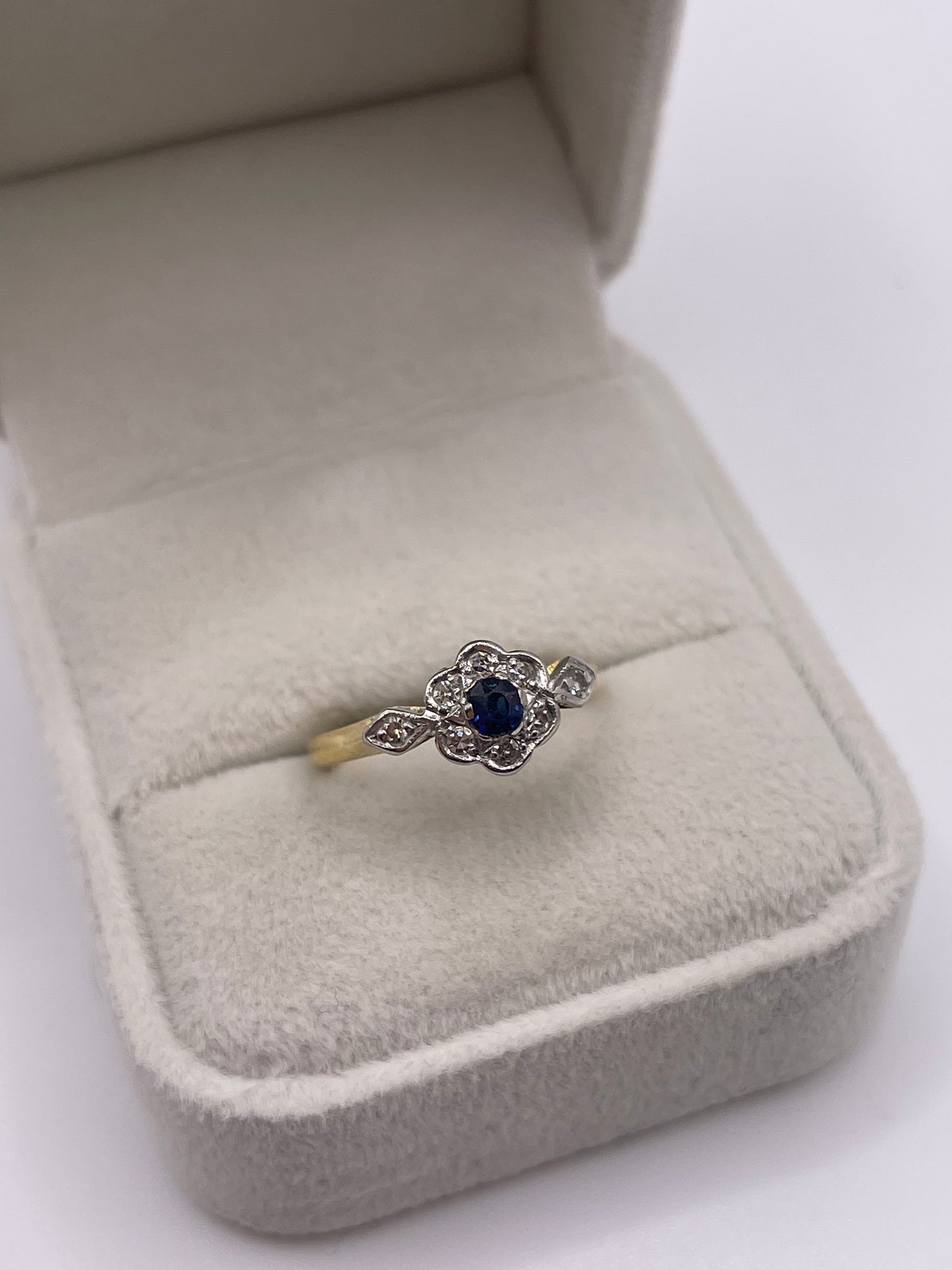18ct gold platinum sapphire and diamond ring