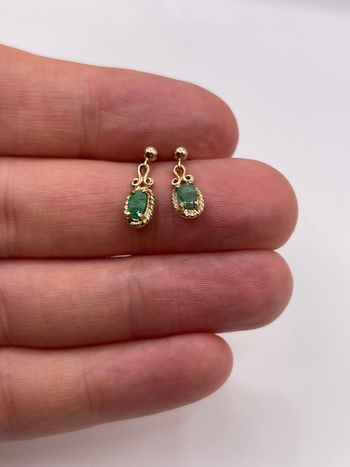 9ct gold emerald earrings