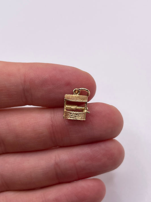 9ct gold well charm