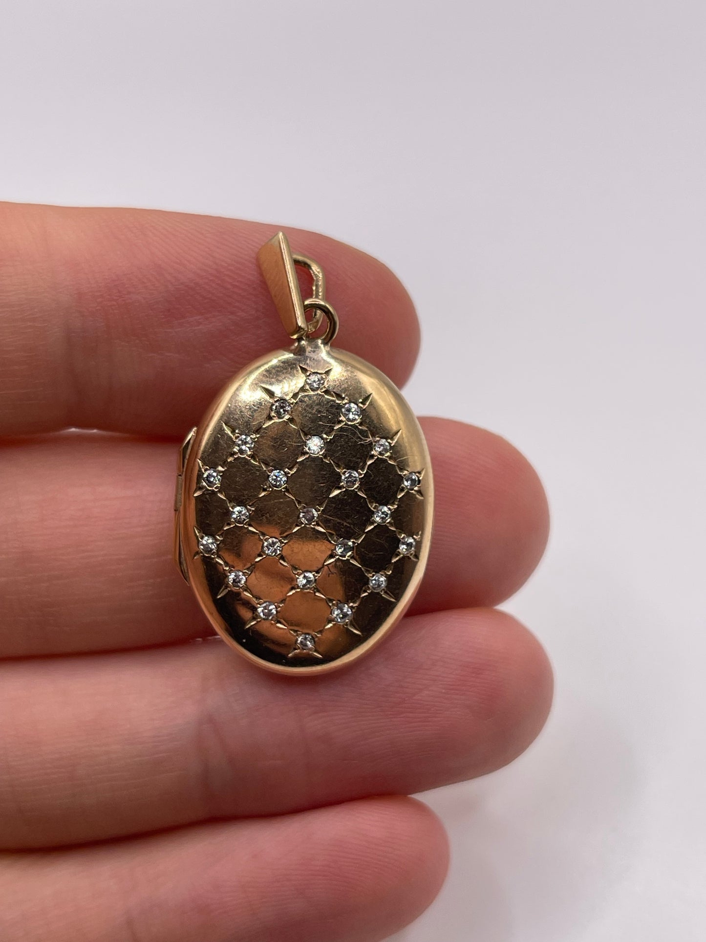 9ct gold diamond locket pendant