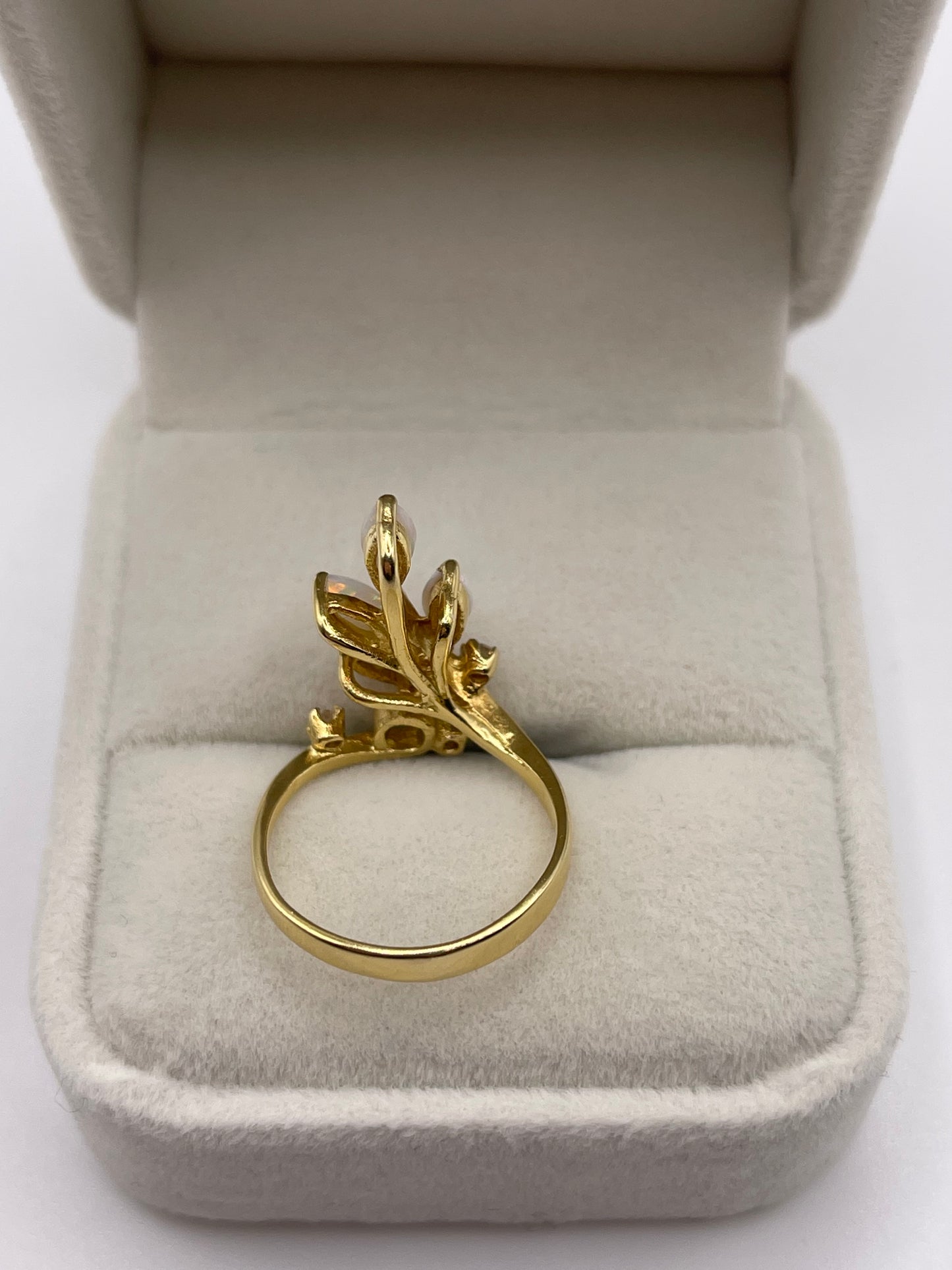 18ct gold opal and diamond ring