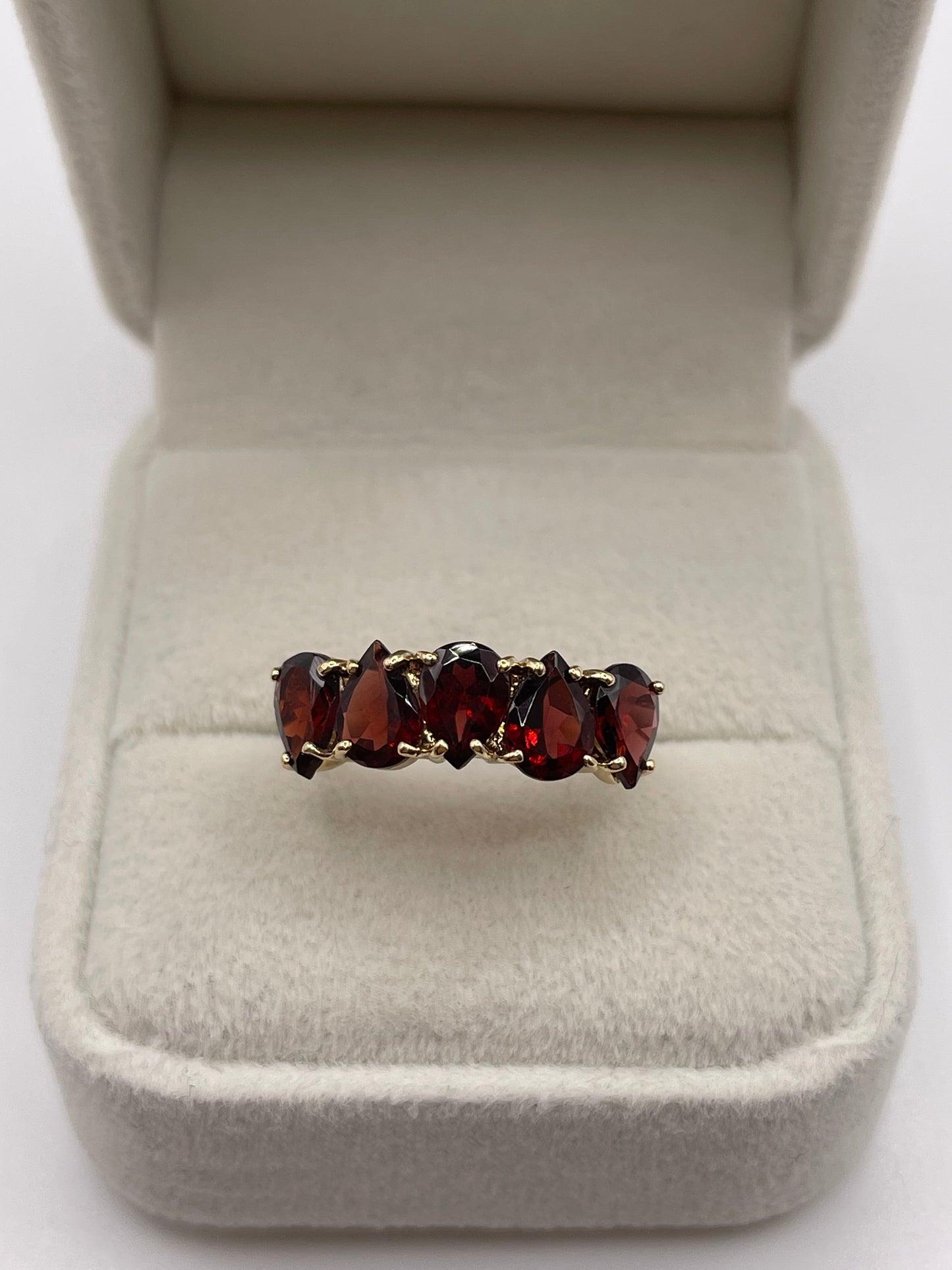 9ct gold garnet ring