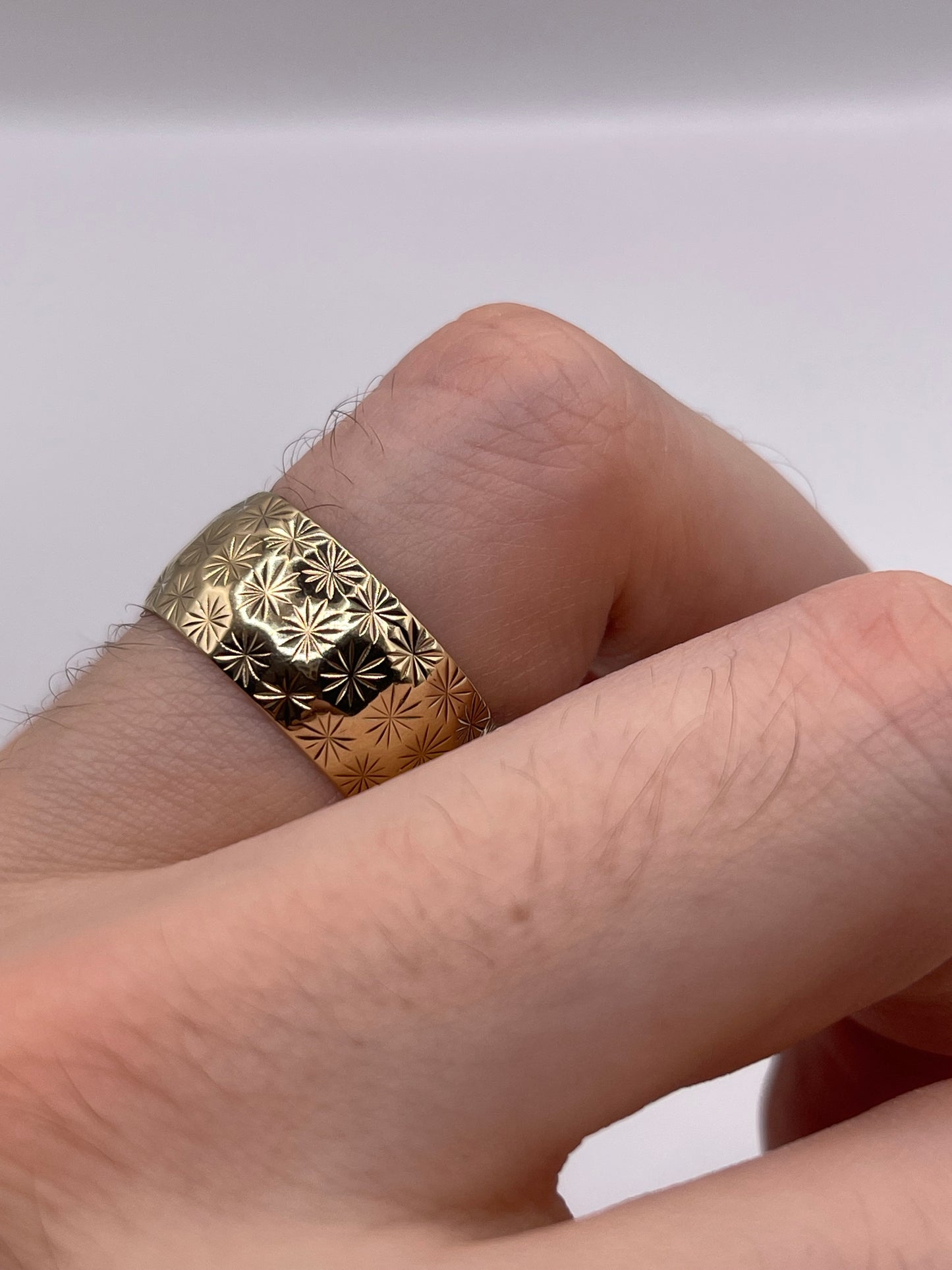 9ct gold patterned band