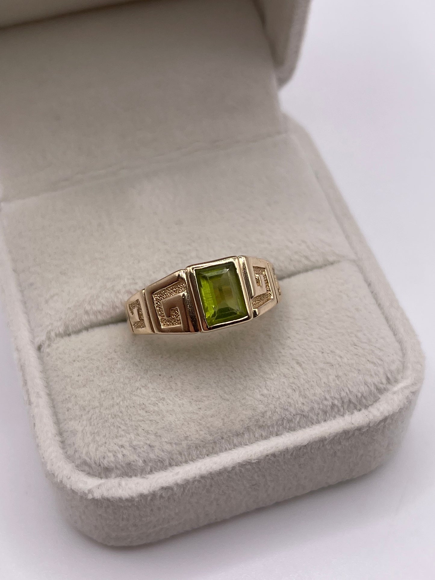 9ct gold quartz ring