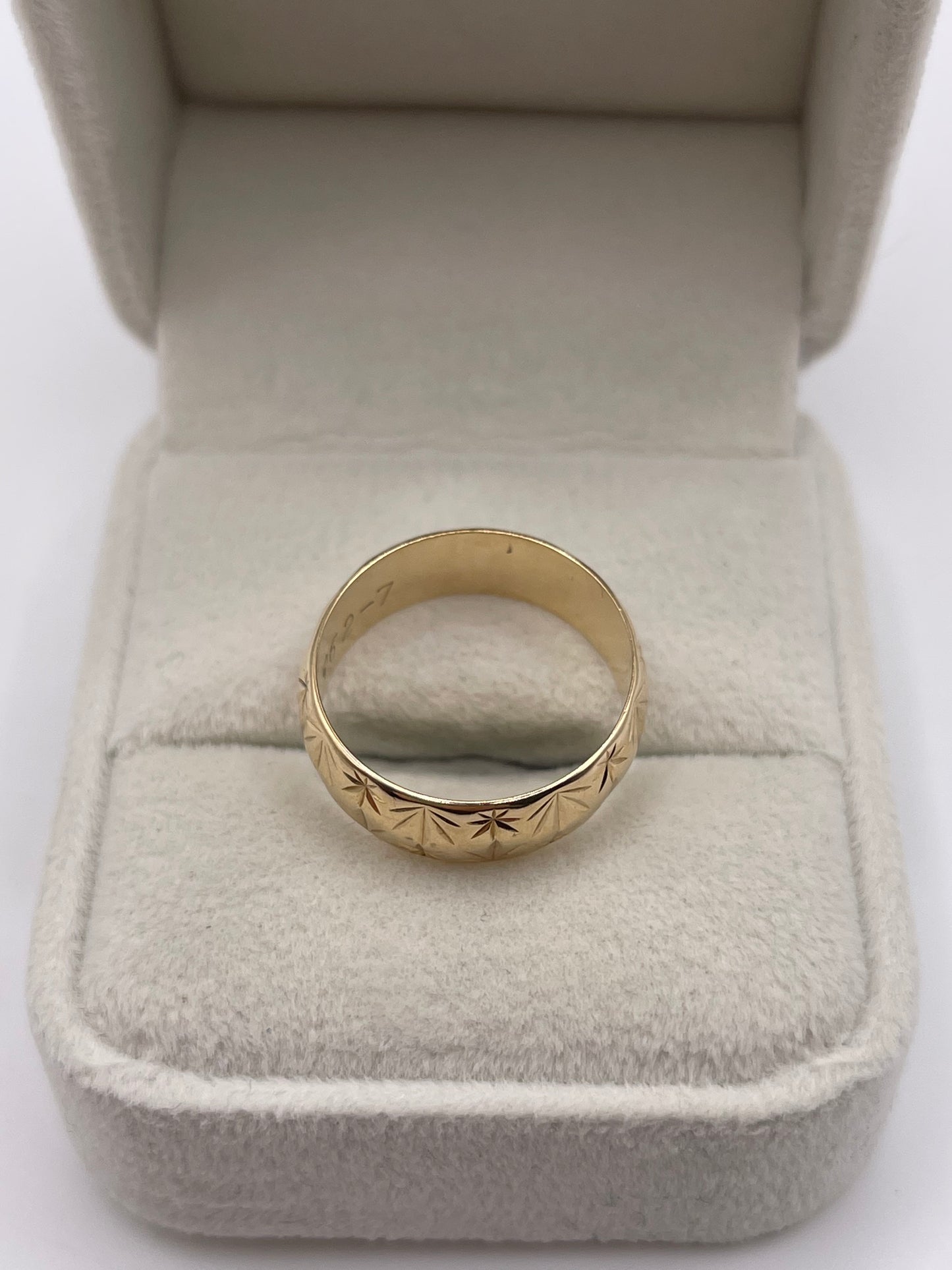 9ct gold patterned band