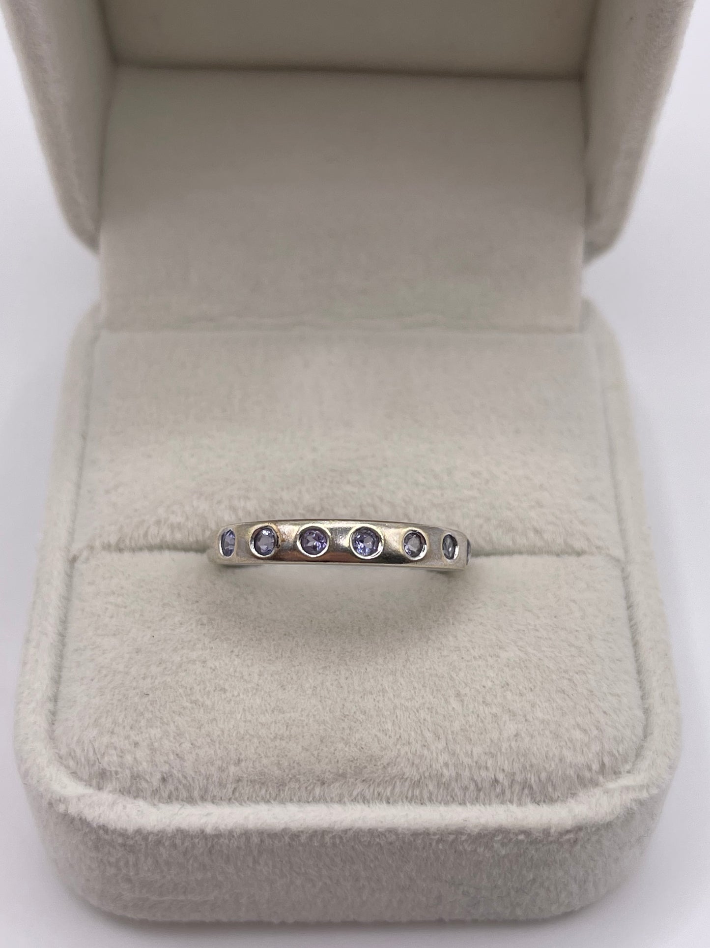 9ct white gold tanzanite ring