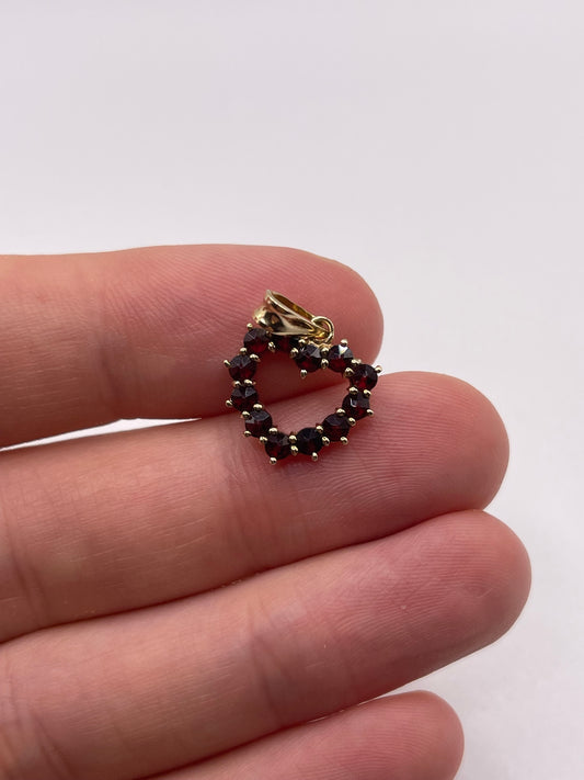 9ct gold garnet heart pendant