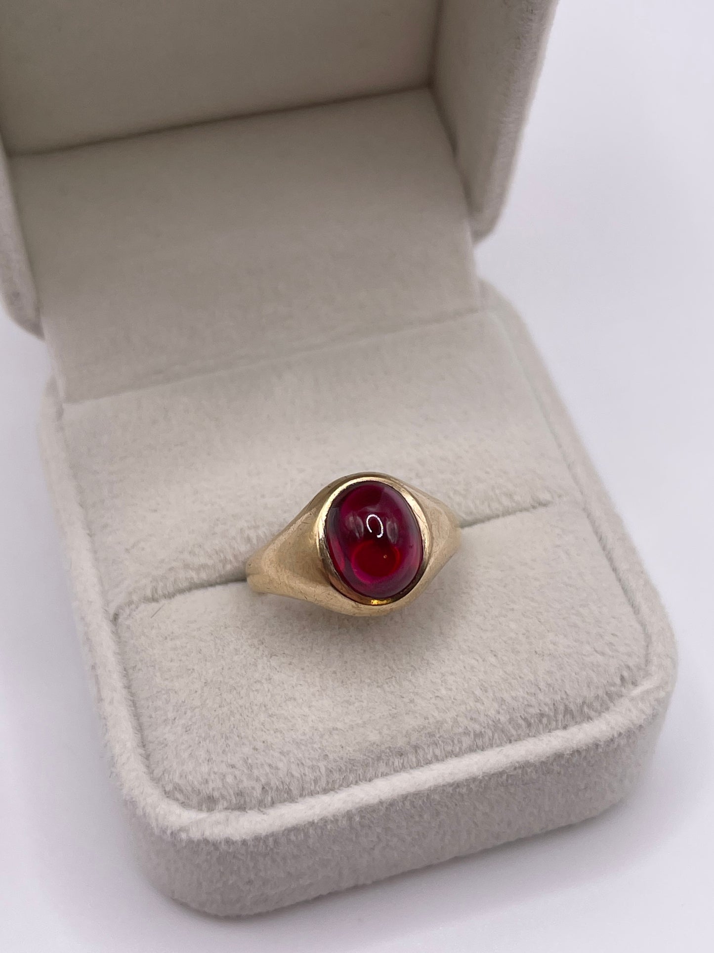 9ct gold cabochon stone ring