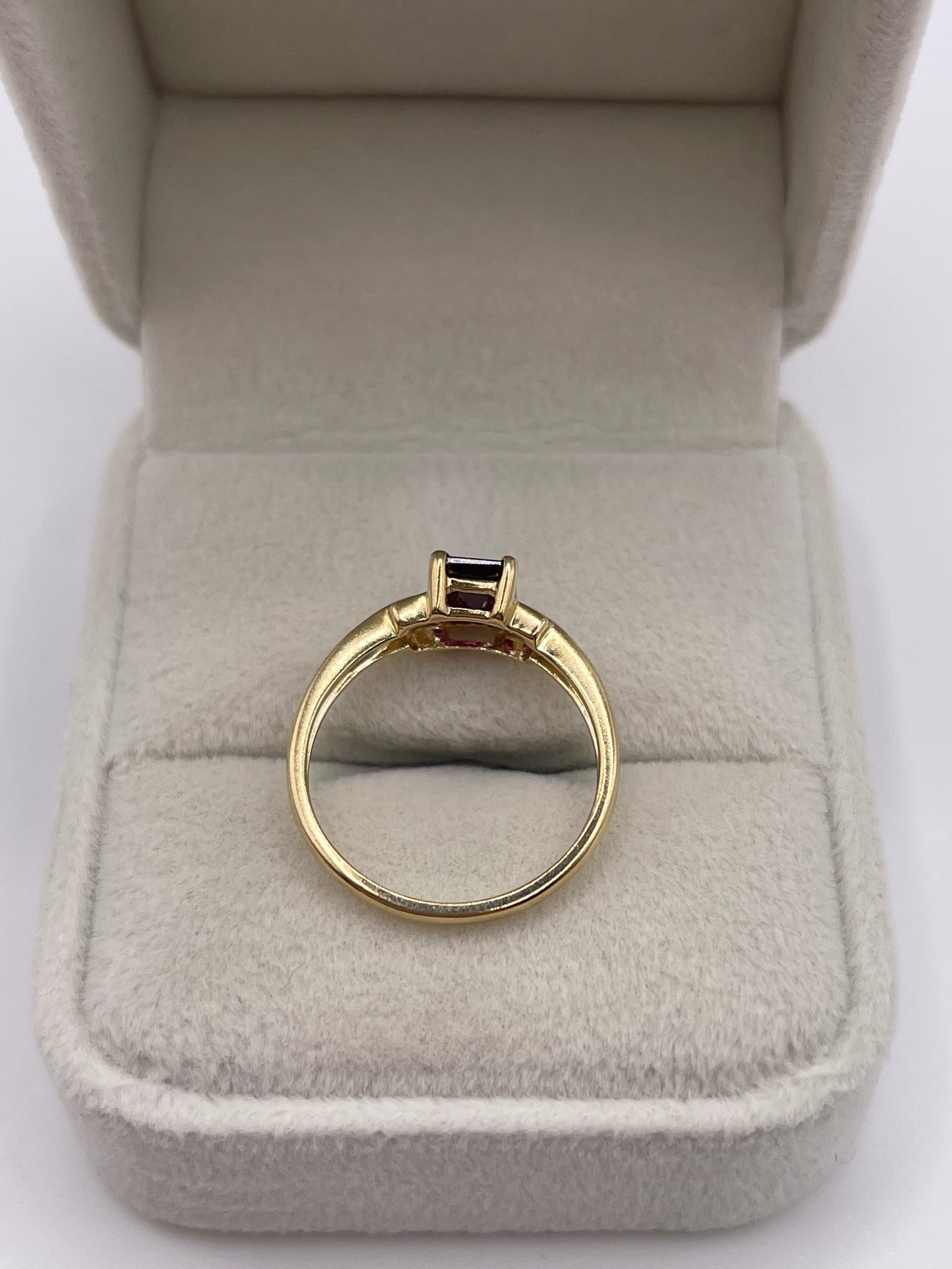 9ct gold garnet ring