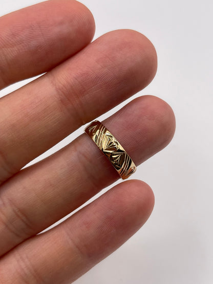 9ct gold patterned band