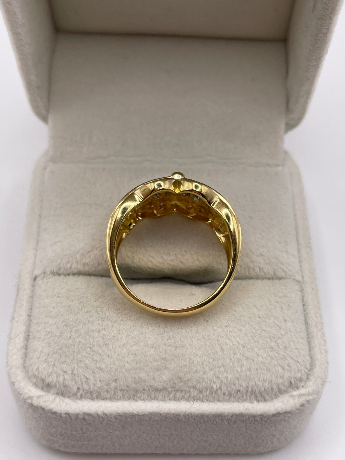 18ct gold sapphire and diamond ring