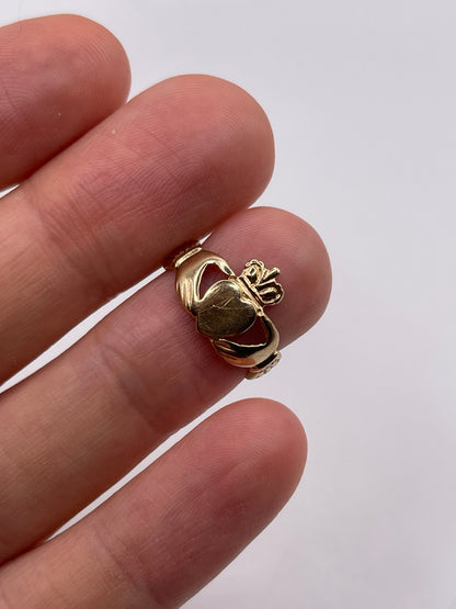 9ct gold claddagh ring