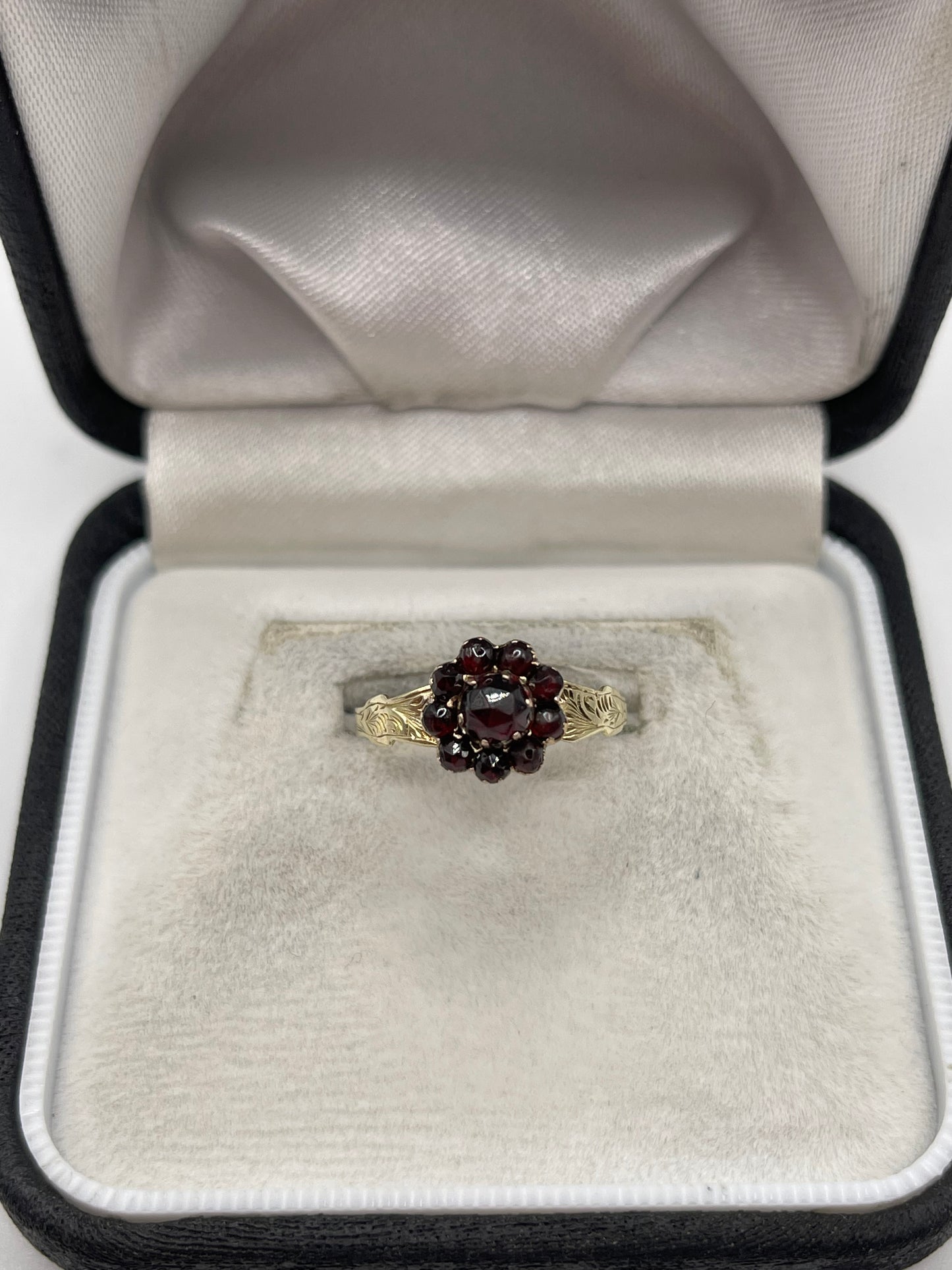 Antique 9ct gold garnet ring