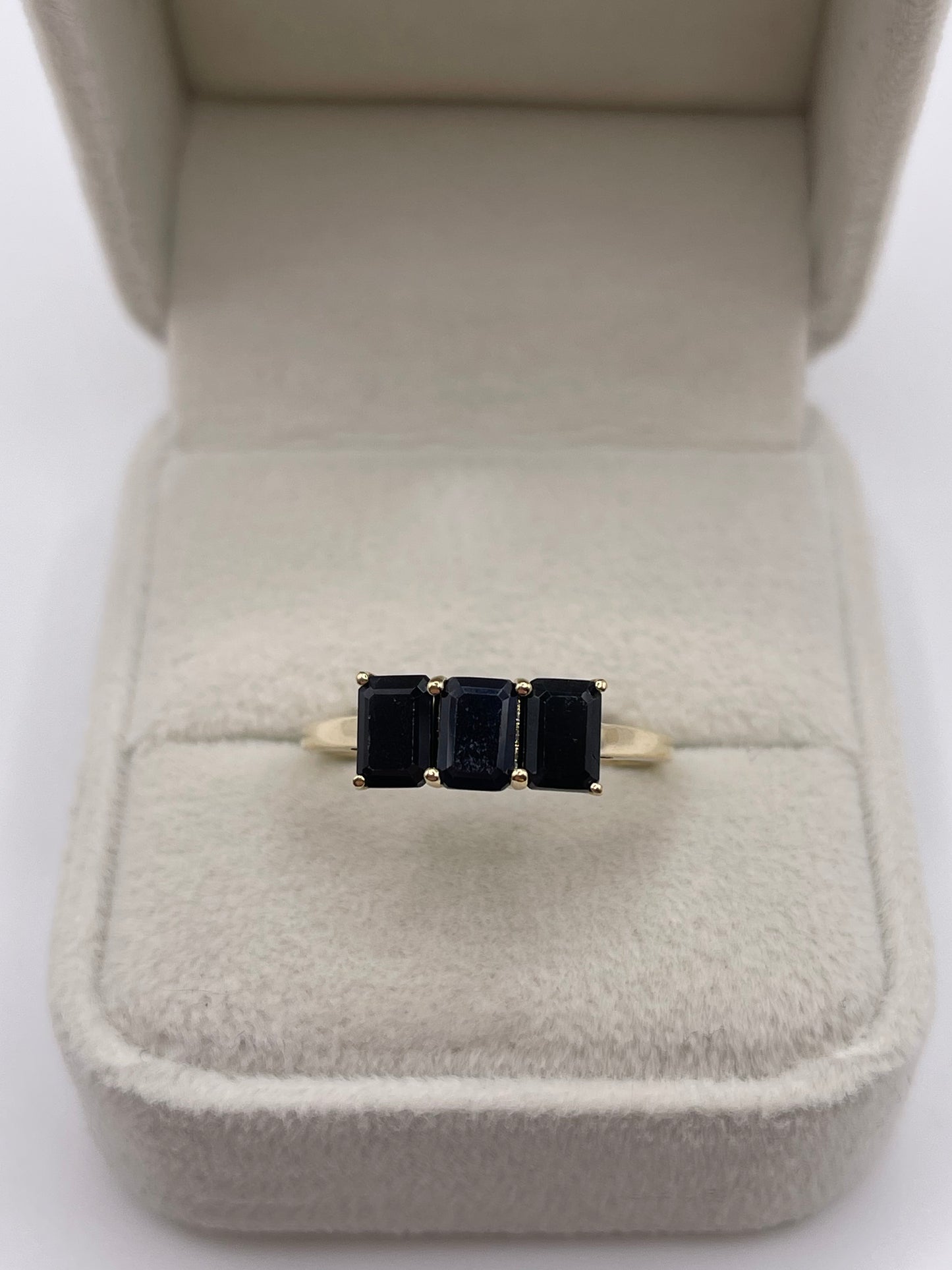 9ct gold sapphire ring