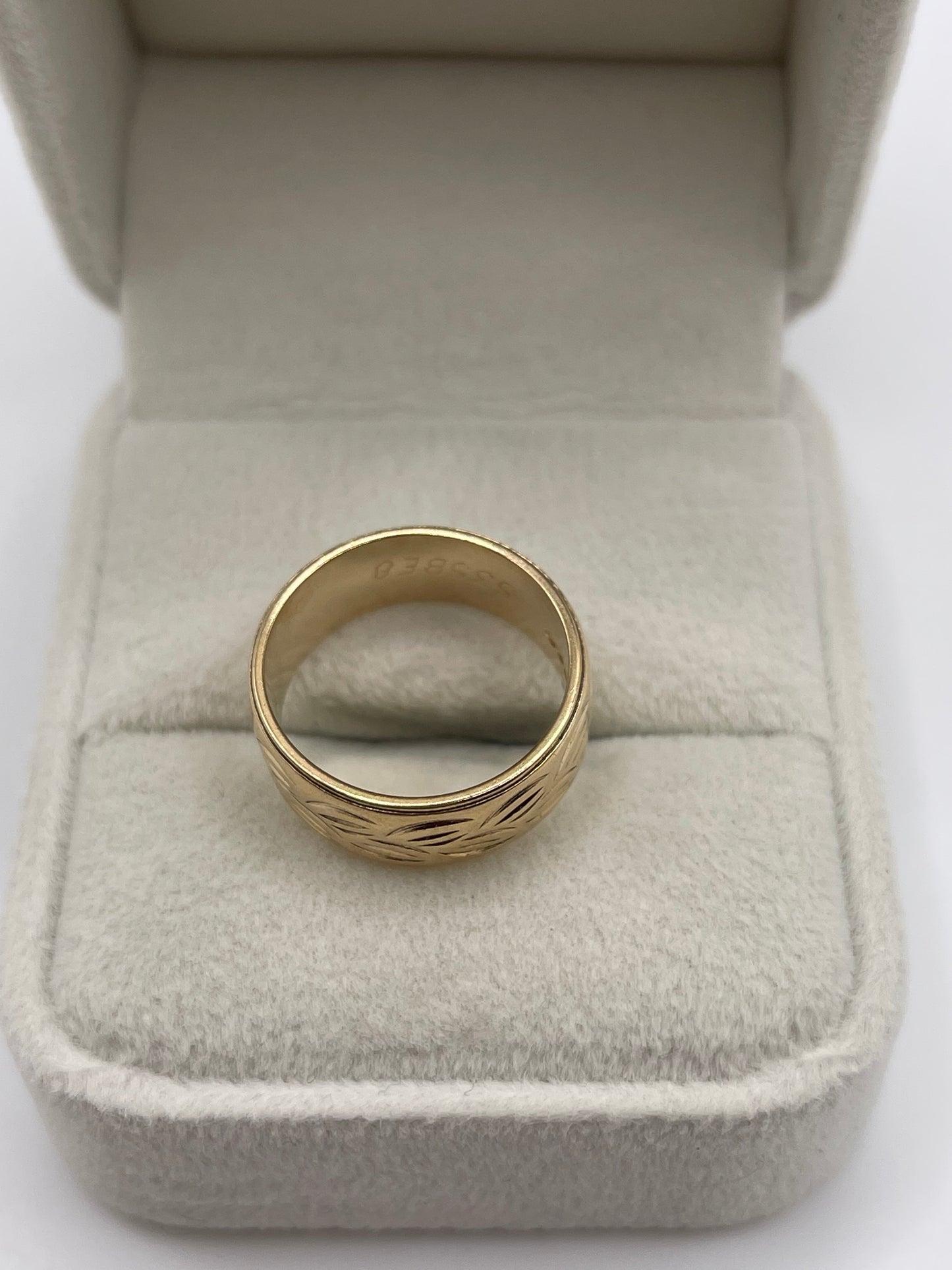 9ct gold patterned band