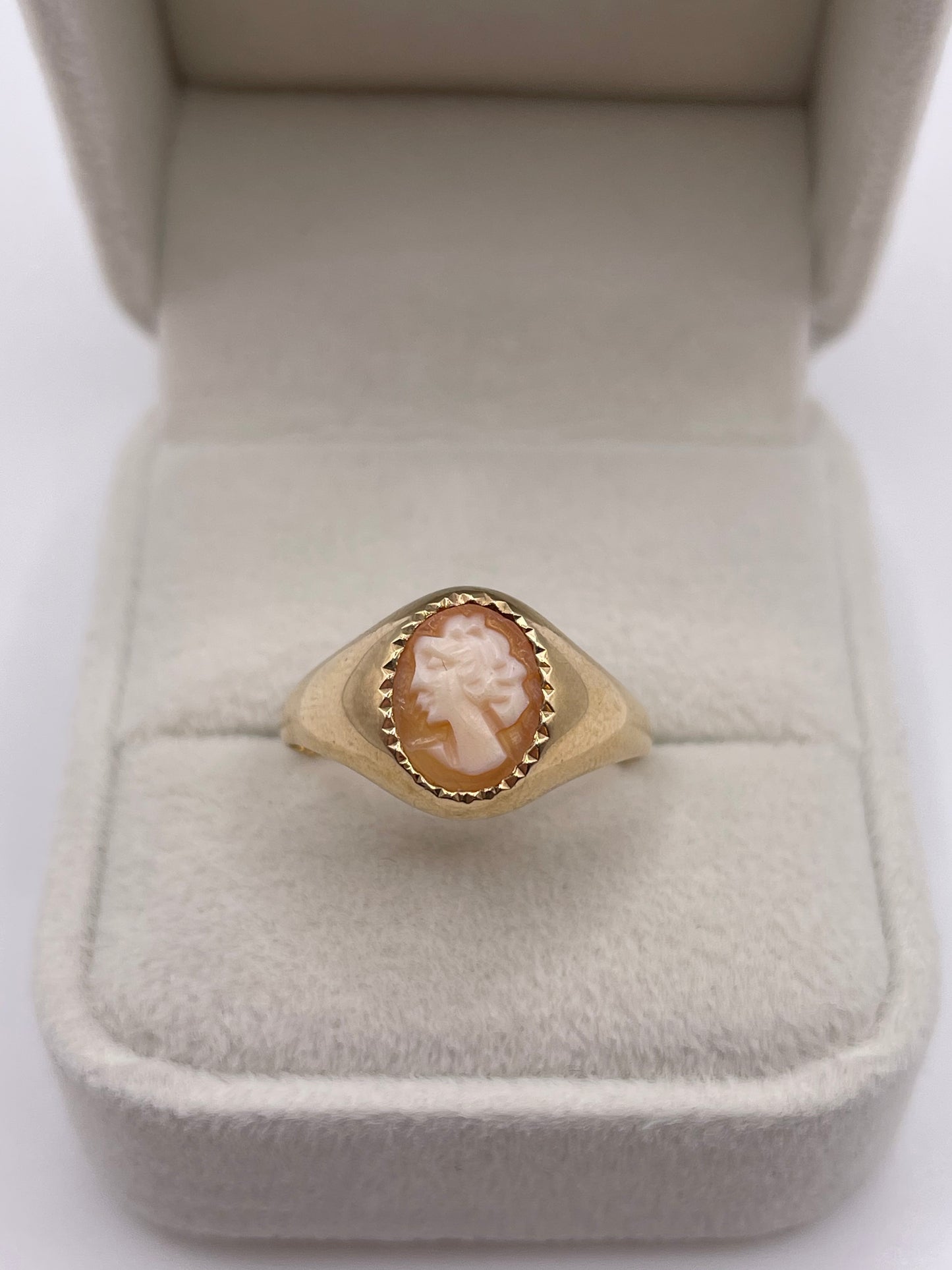 9ct gold cameo ring
