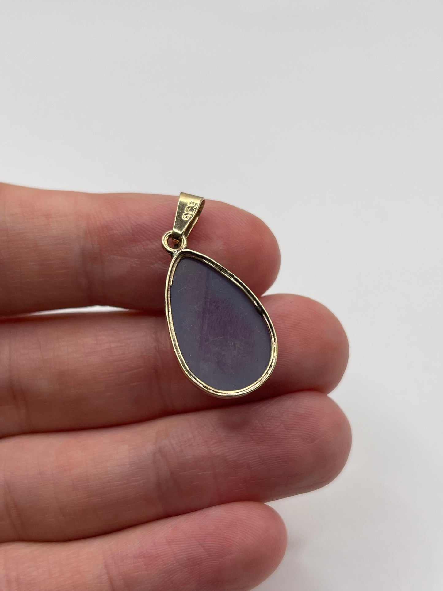 9ct gold chalcedony pendant