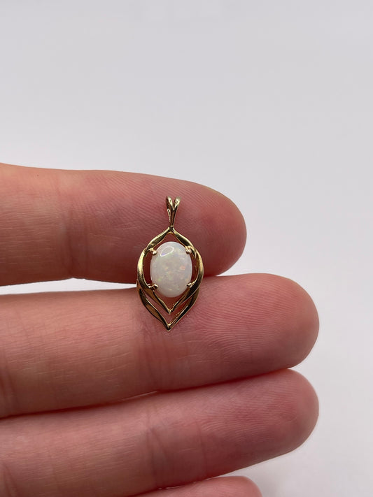 9ct gold opal pendant