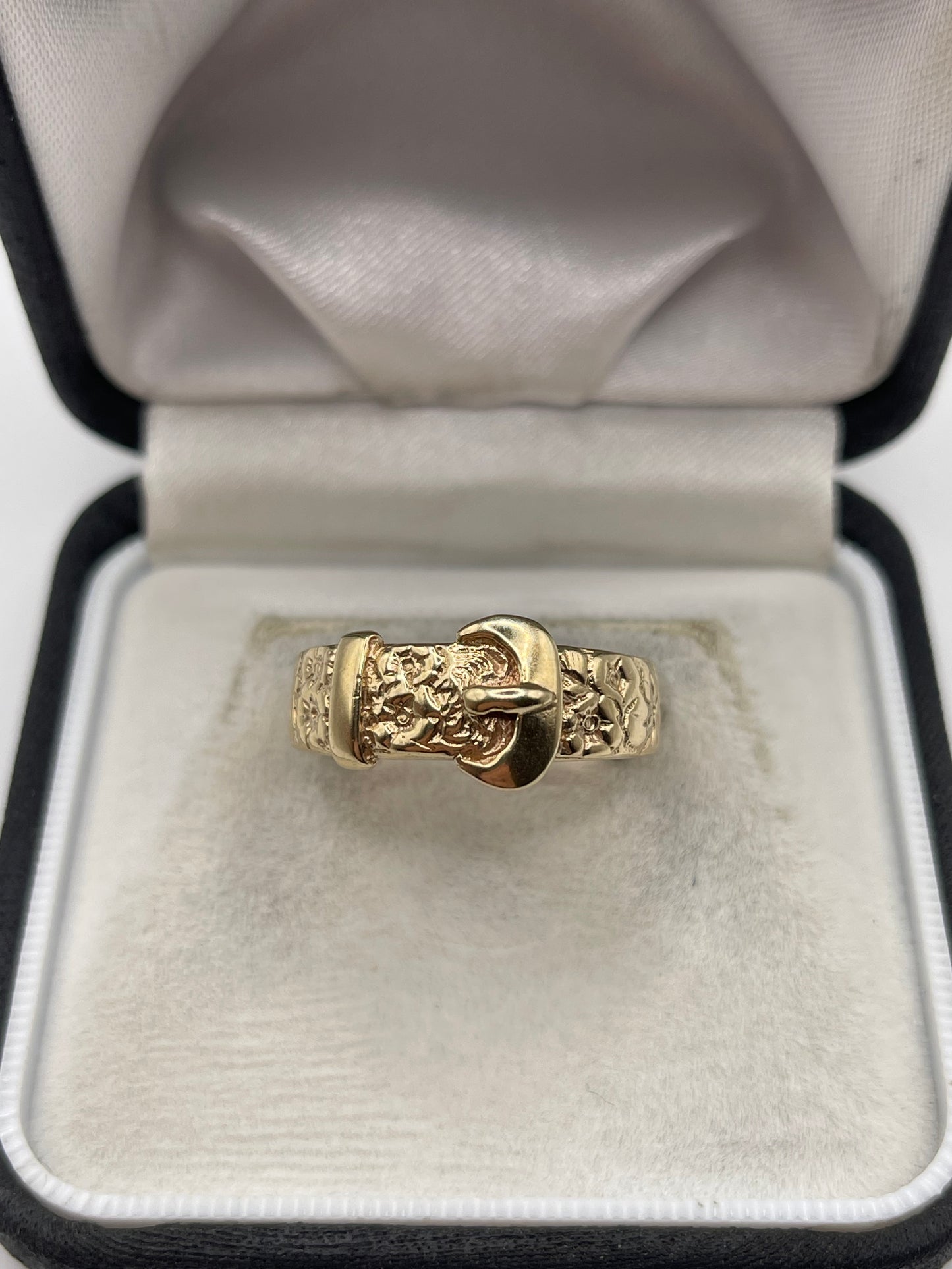 Heavy 9ct gold engraved buckle ring