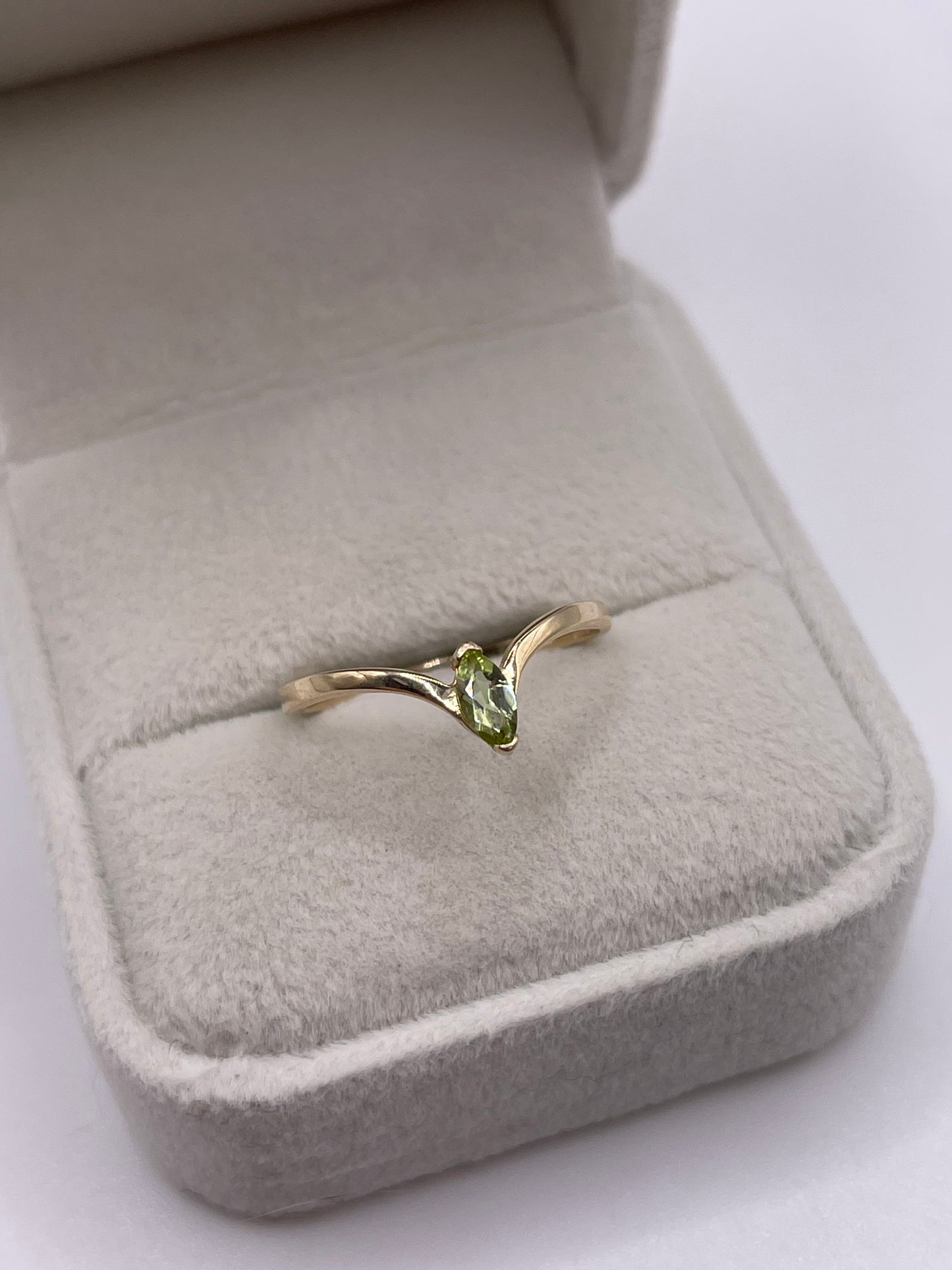 9ct gold peridot wishbone ring