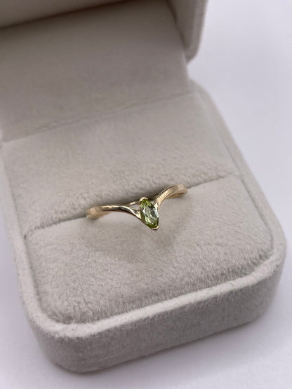 9ct gold peridot wishbone ring