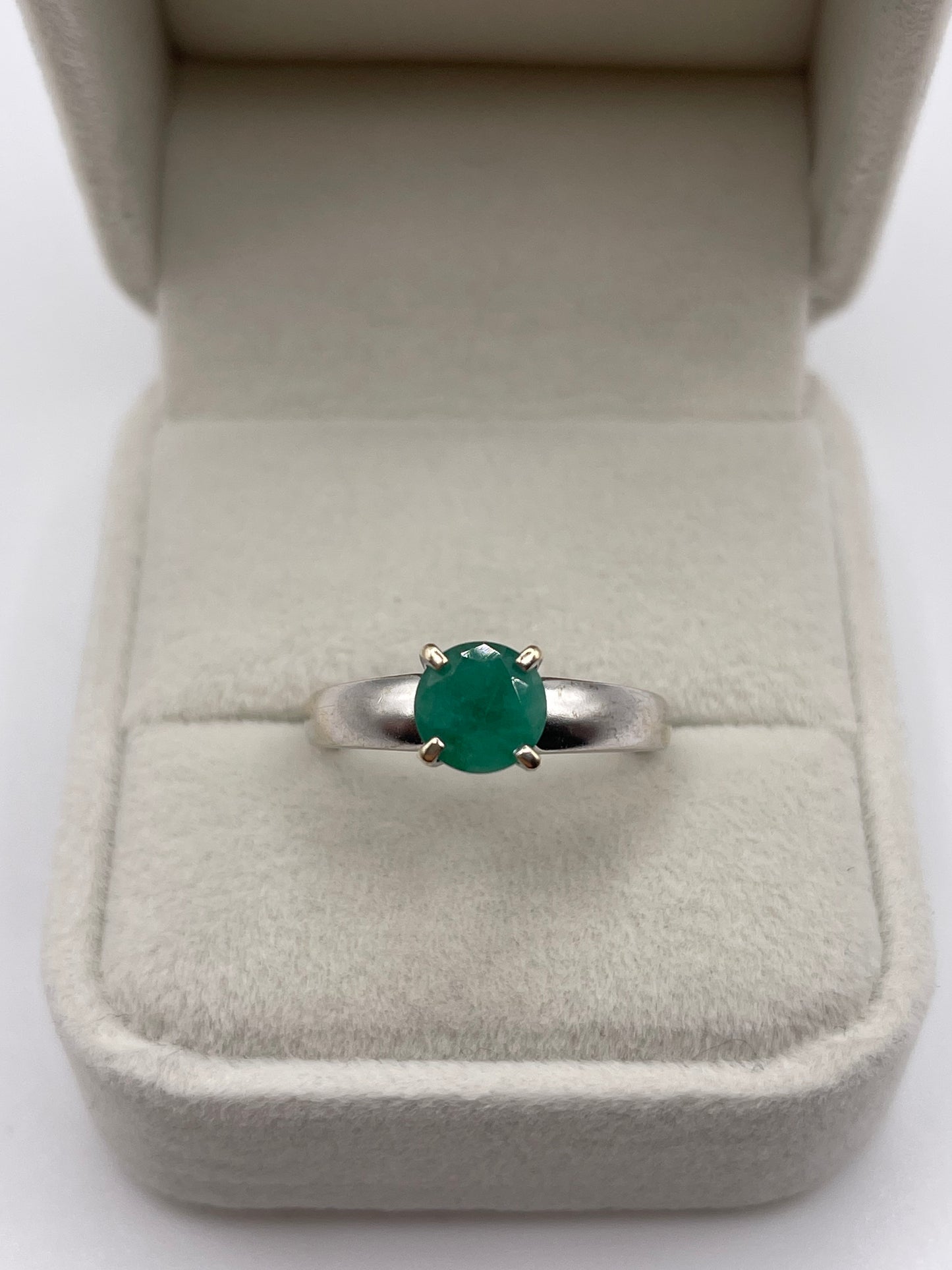 9ct white gold emerald ring