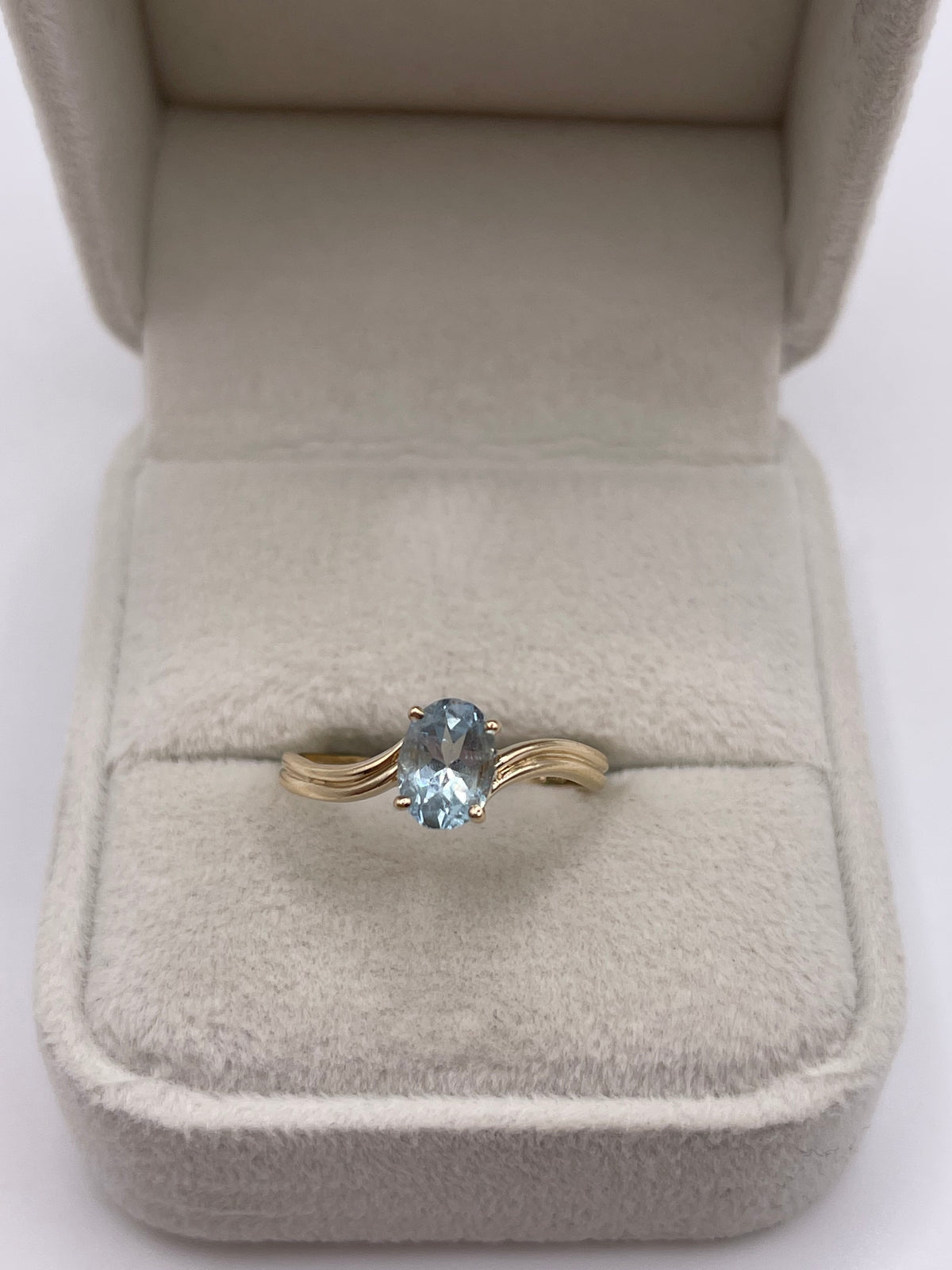 9ct gold aquamarine ring
