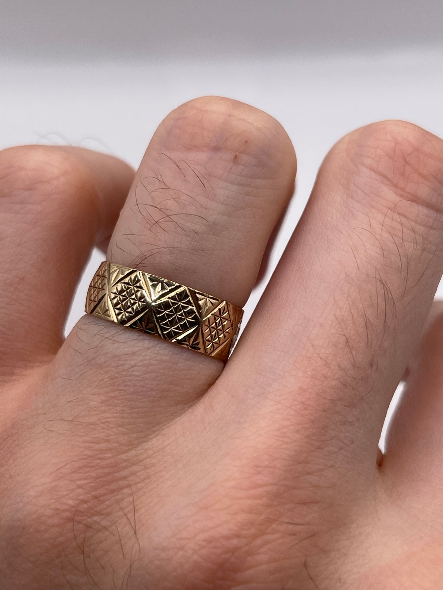 9ct gold patterned band