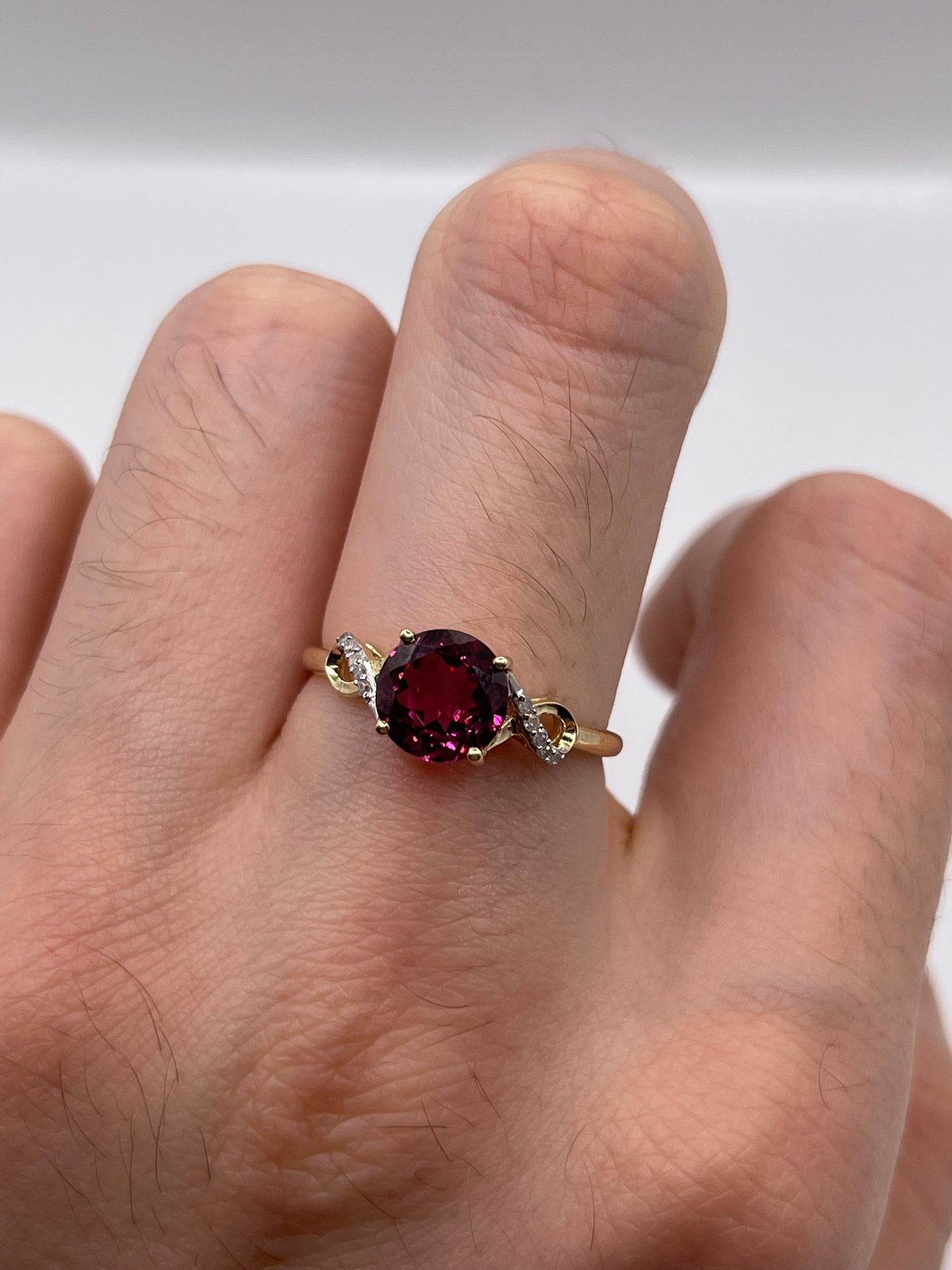 9ct gold garnet and diamond ring