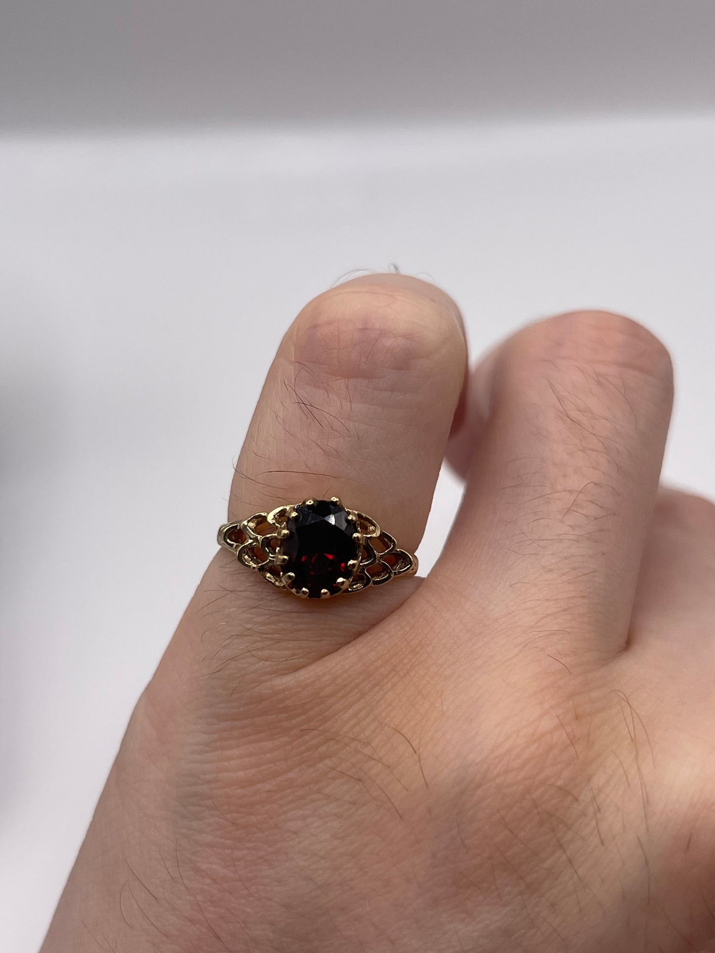 9ct gold garnet ring