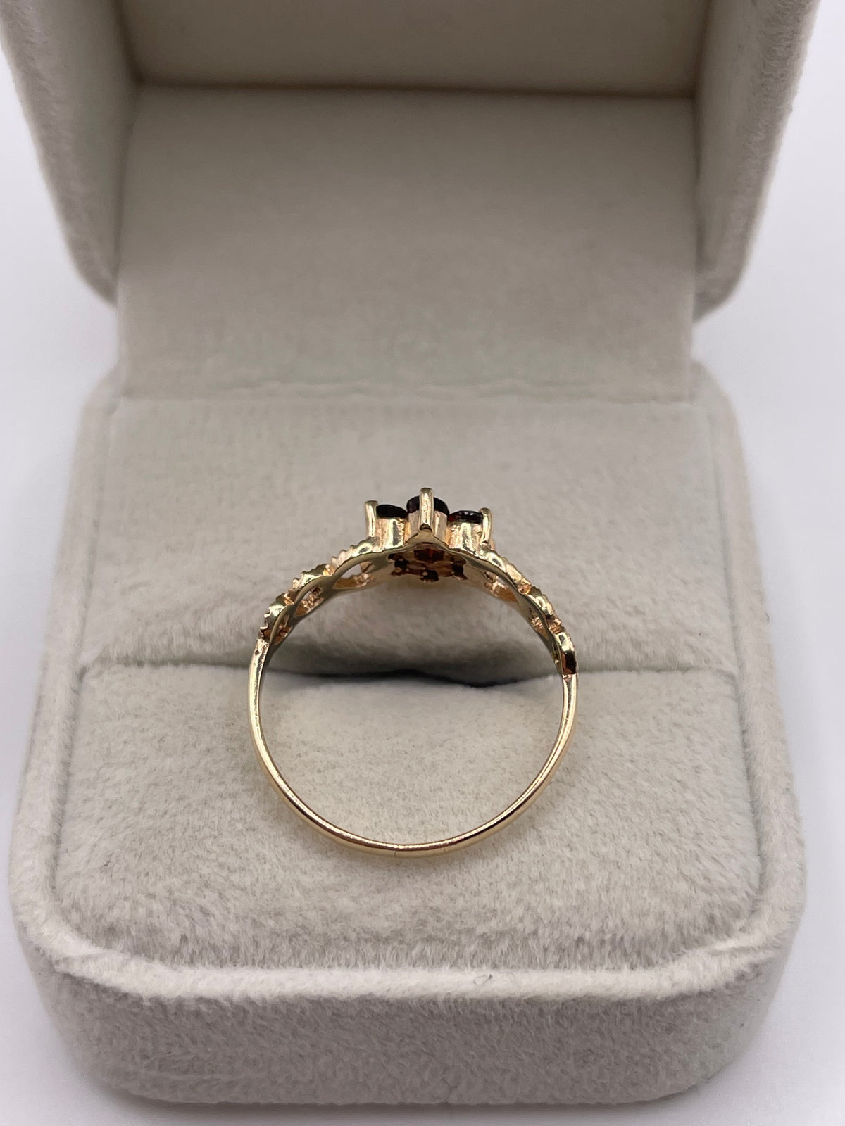 9ct gold garnet ring