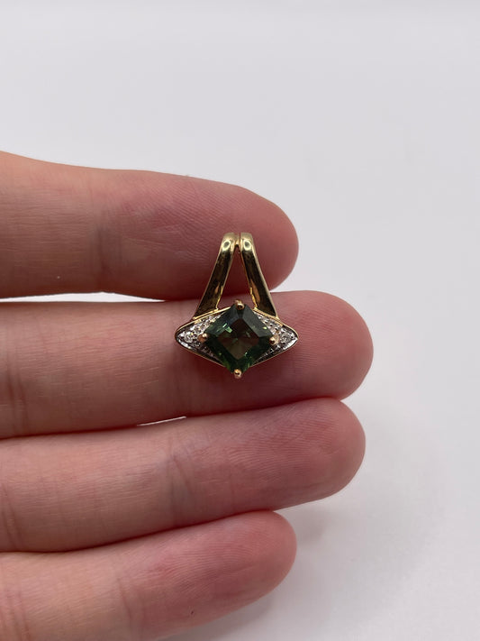 9ct gold quartz and diamond pendant