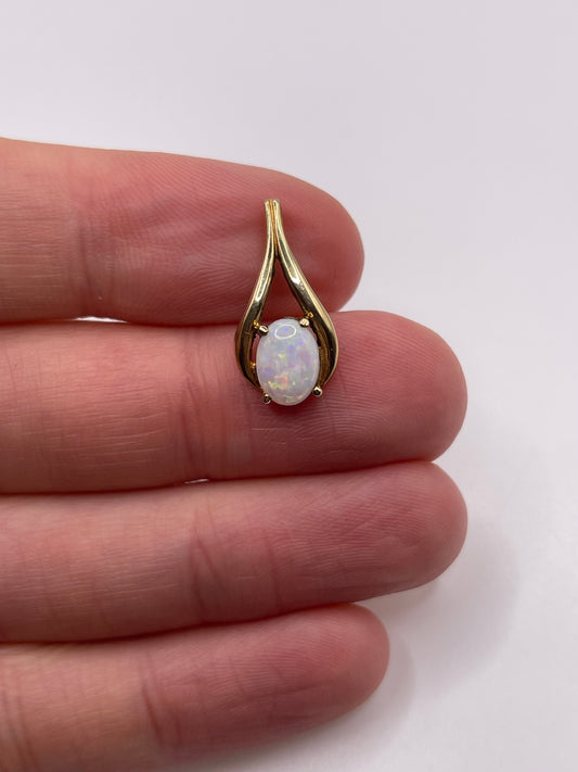 9ct gold opal pendant