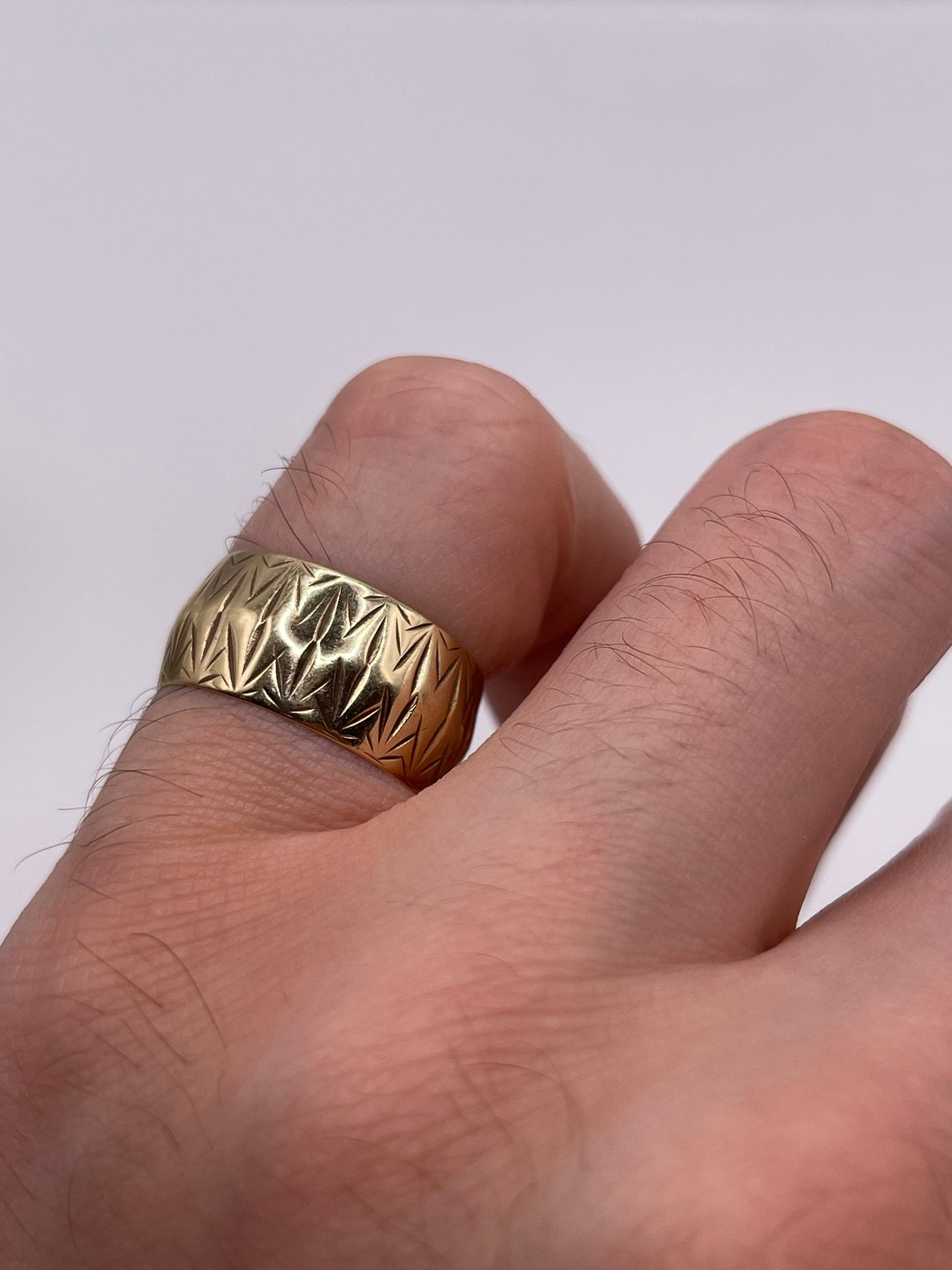 9ct gold patterned band
