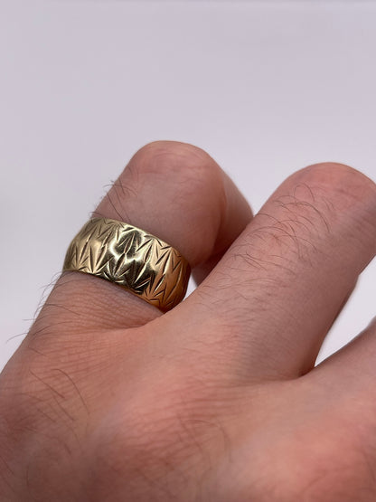 9ct gold patterned band