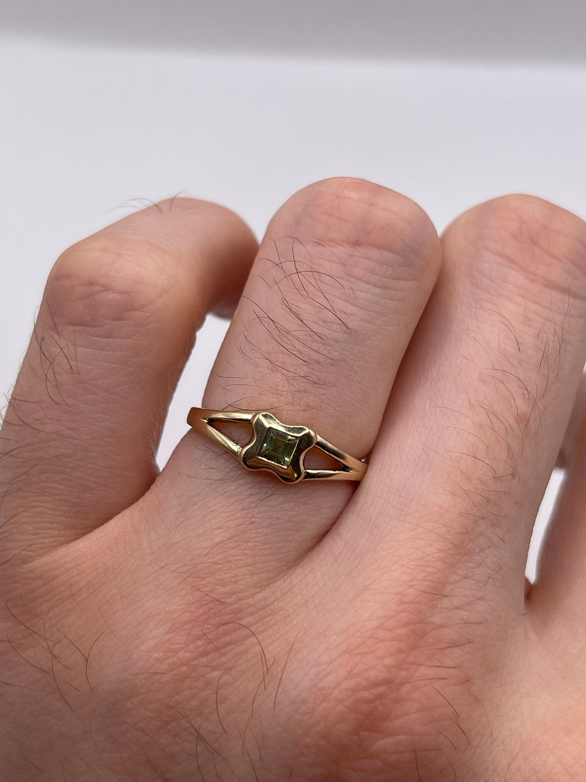 9ct gold peridot ring