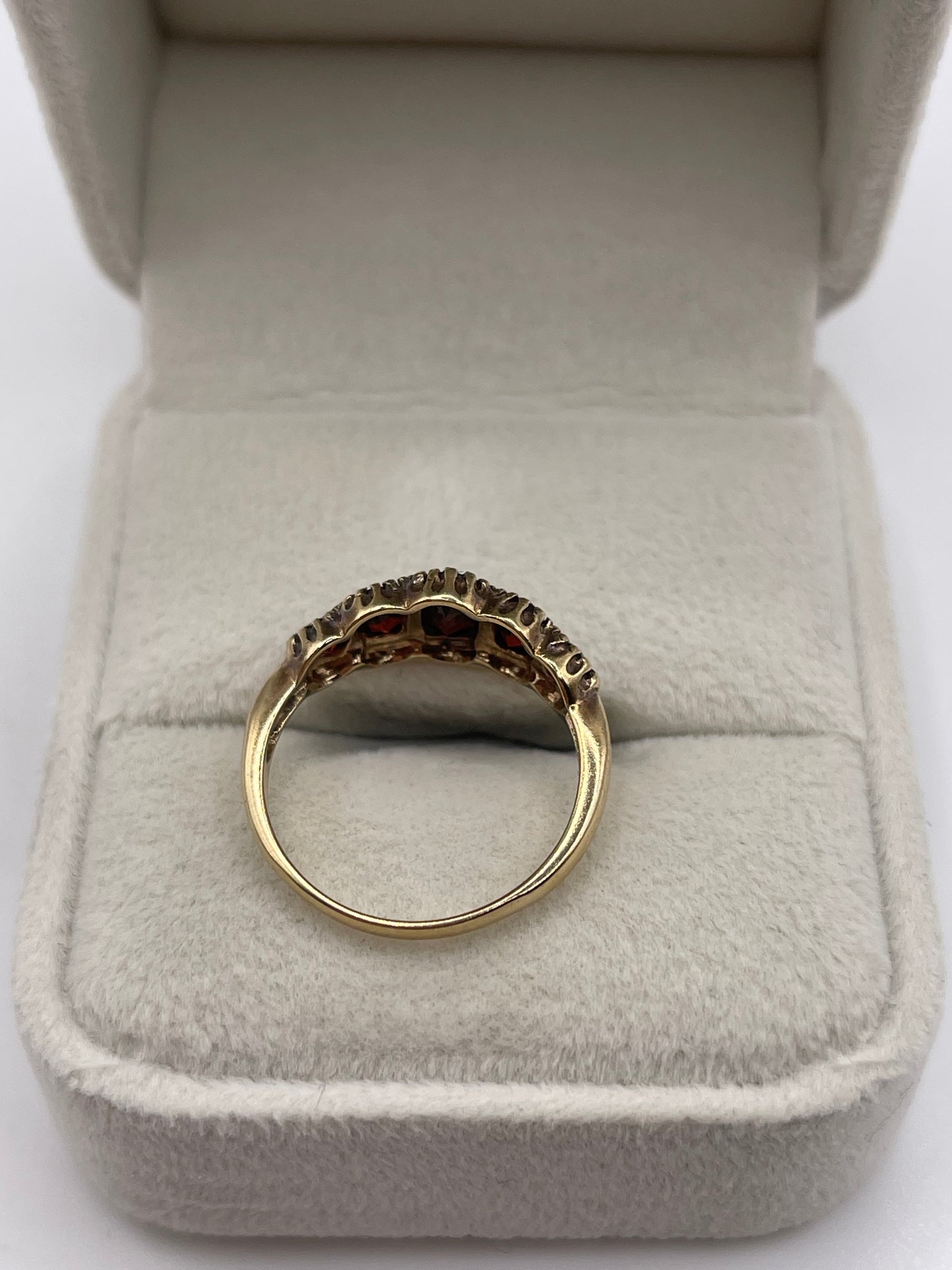 9ct gold garnet ring