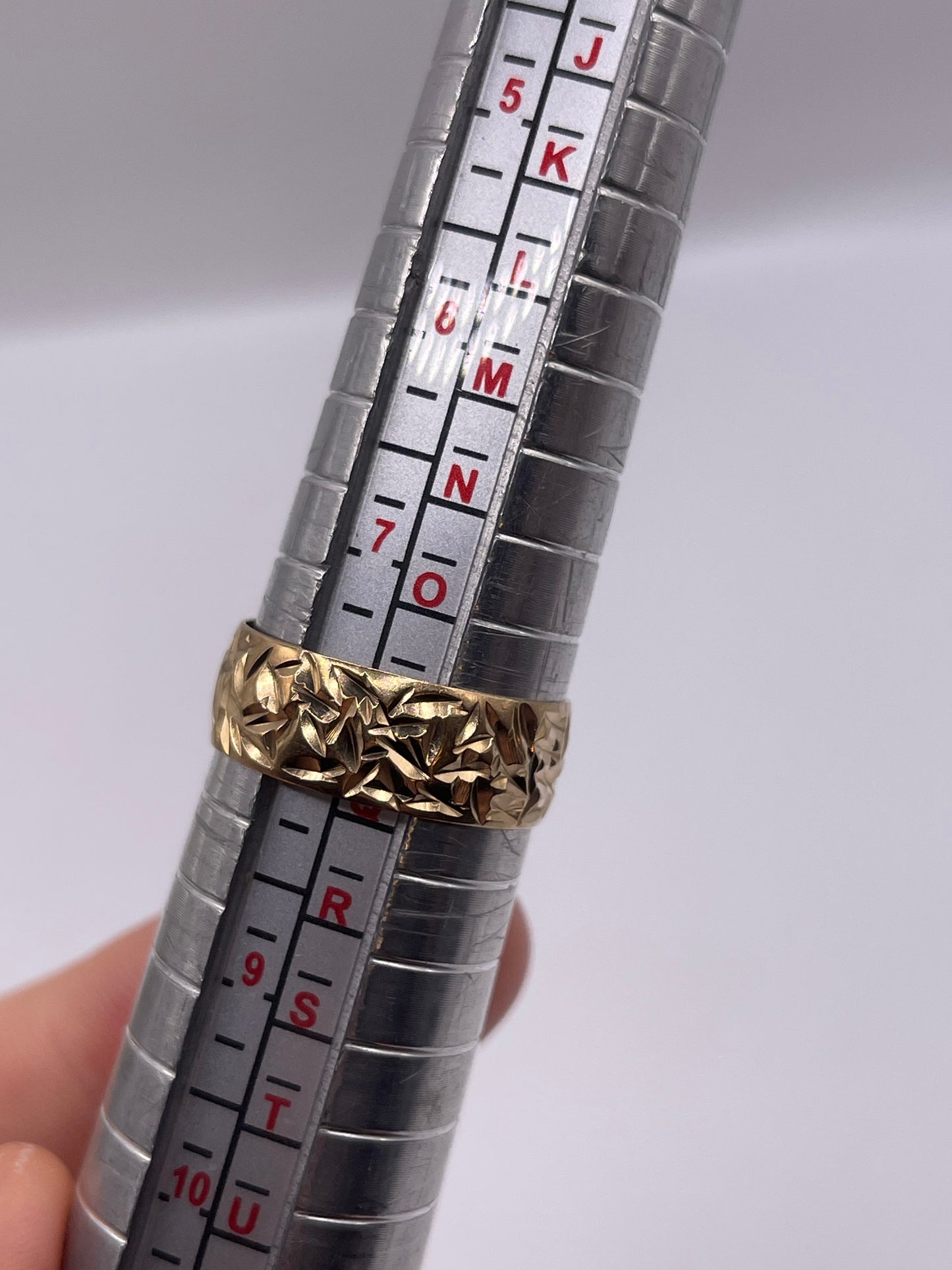 9ct gold patterned band