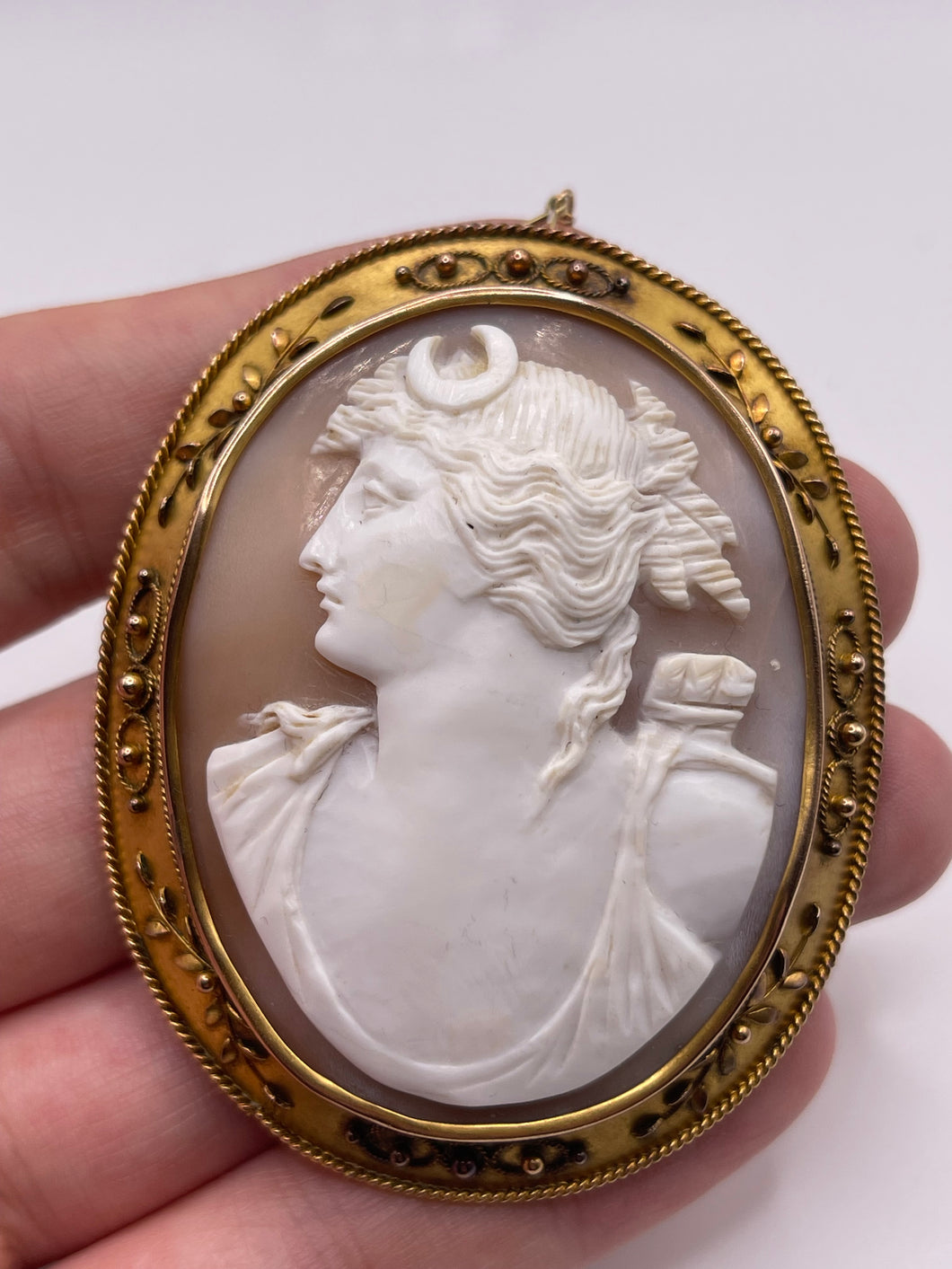 Antique 15ct gold Diana the huntress cameo brooch