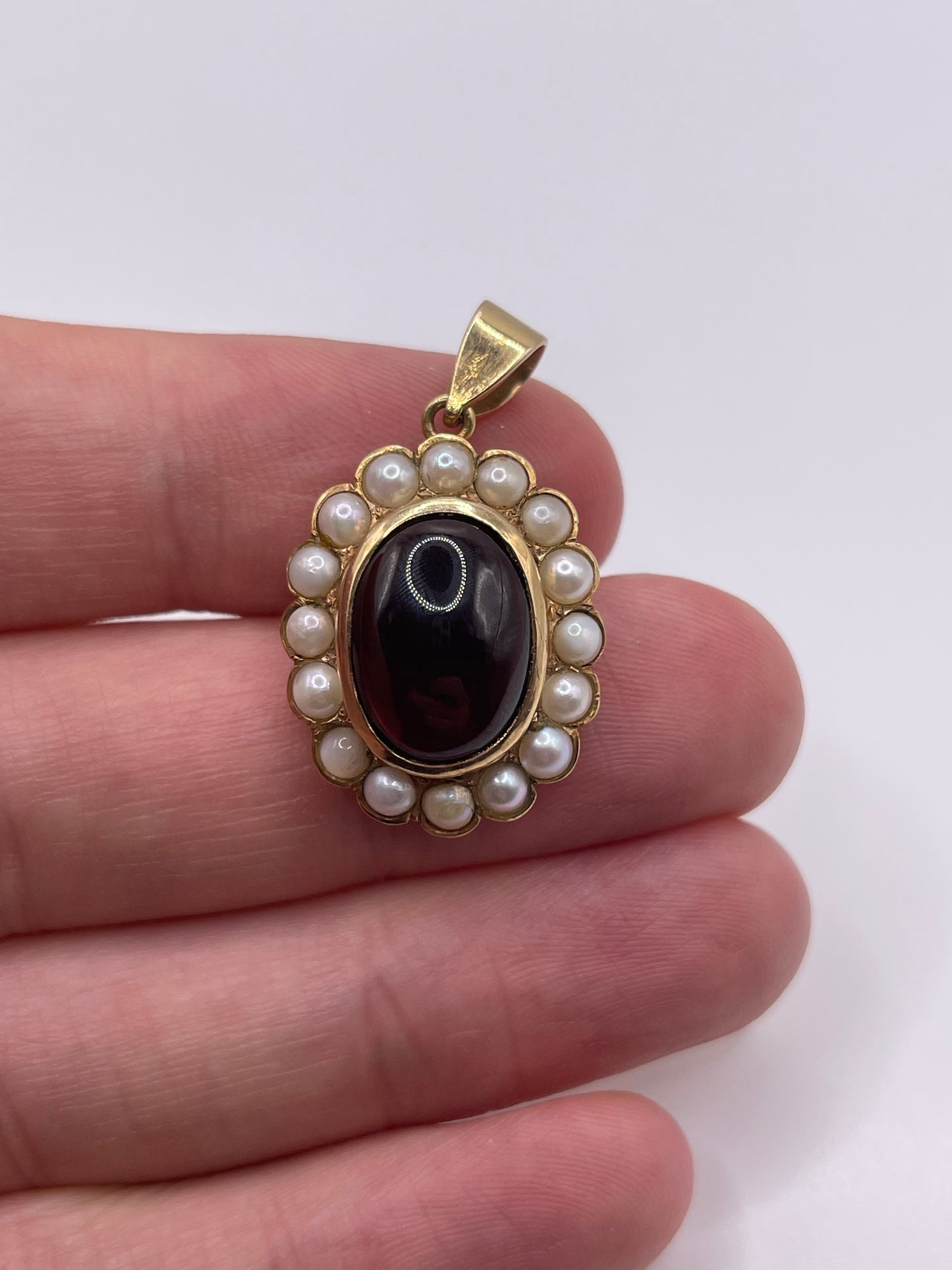 9ct gold cabochon garnet and pearl pendant