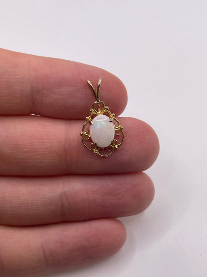 9ct gold opal pendant