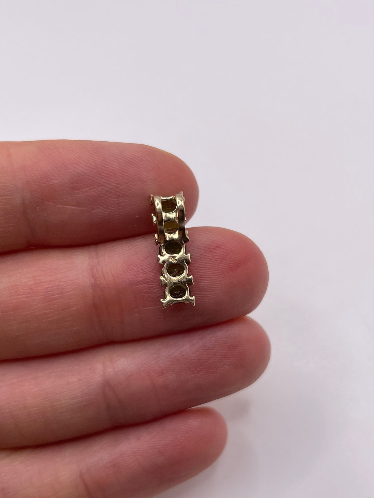 9ct gold peridot and diamond pendant