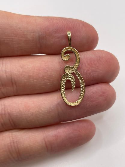 9ct gold initial E pendant