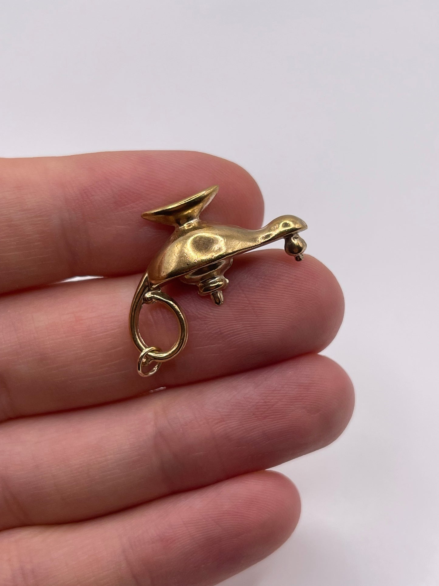 9ct gold genie lamp charm