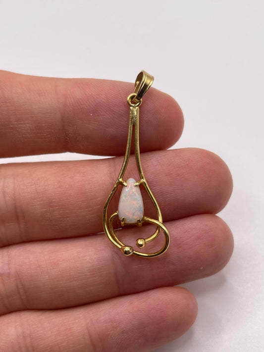 18ct gold opal pendant