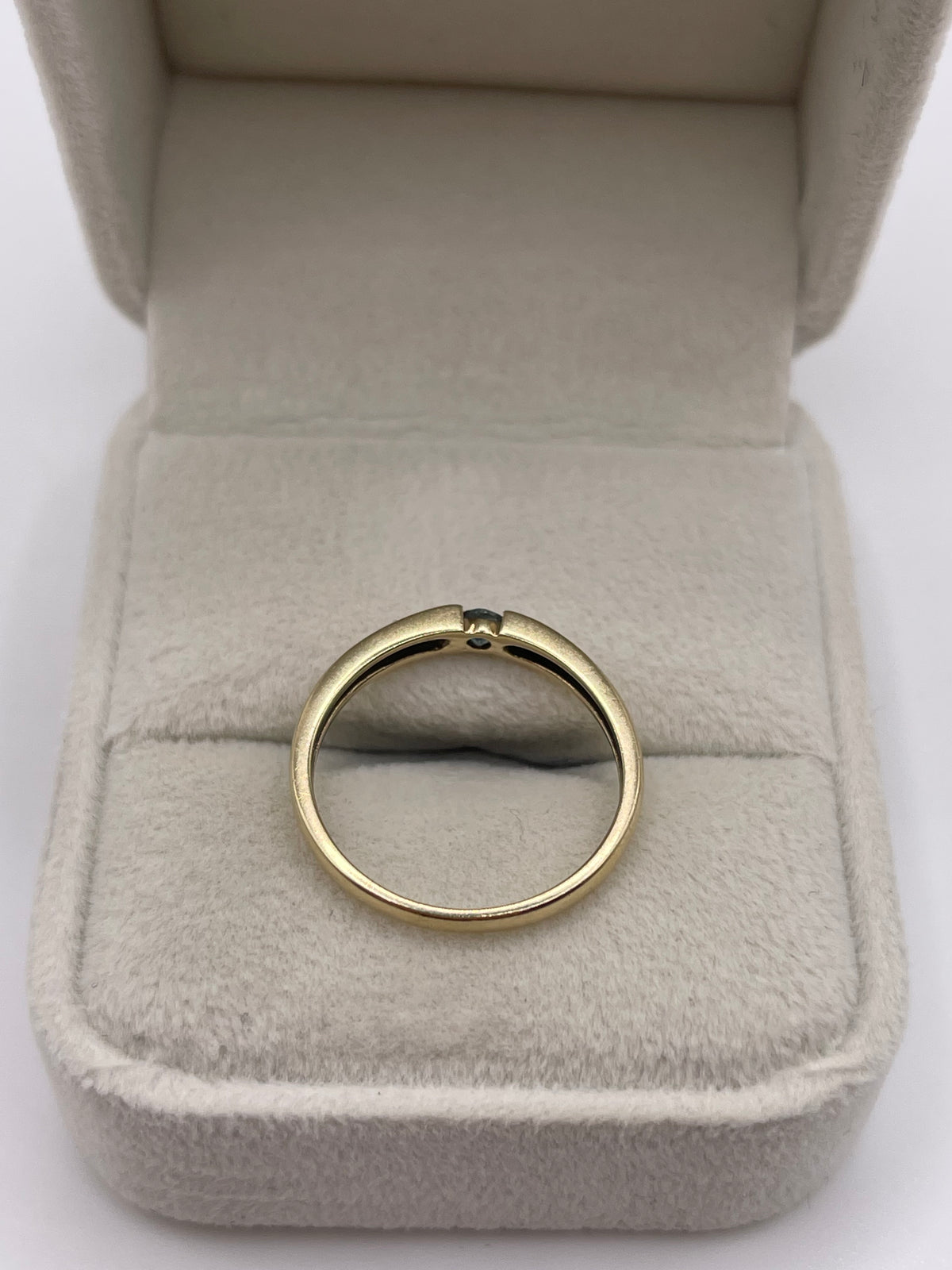 9ct gold quartz ring